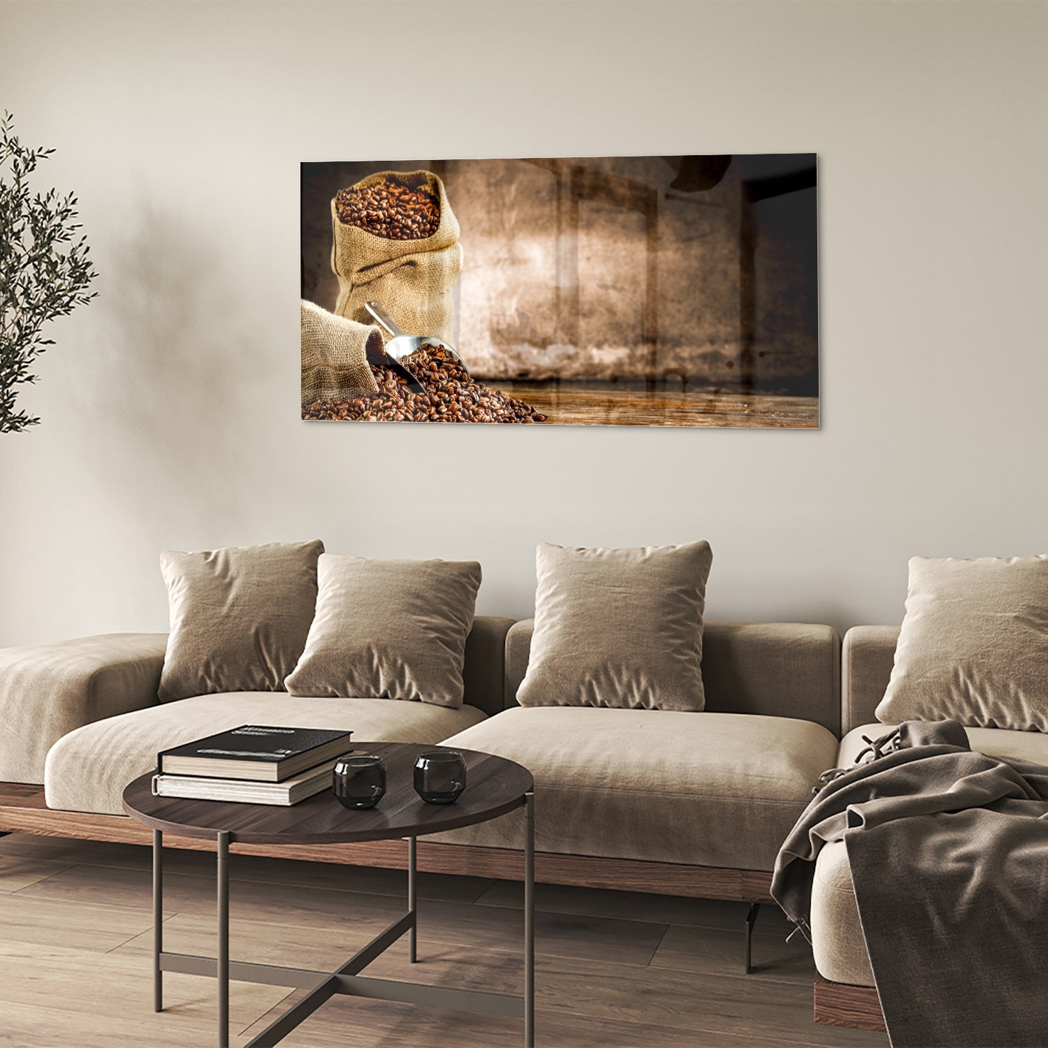 Glazen schilderij met koffiezakken en koffiebonen op een muur.