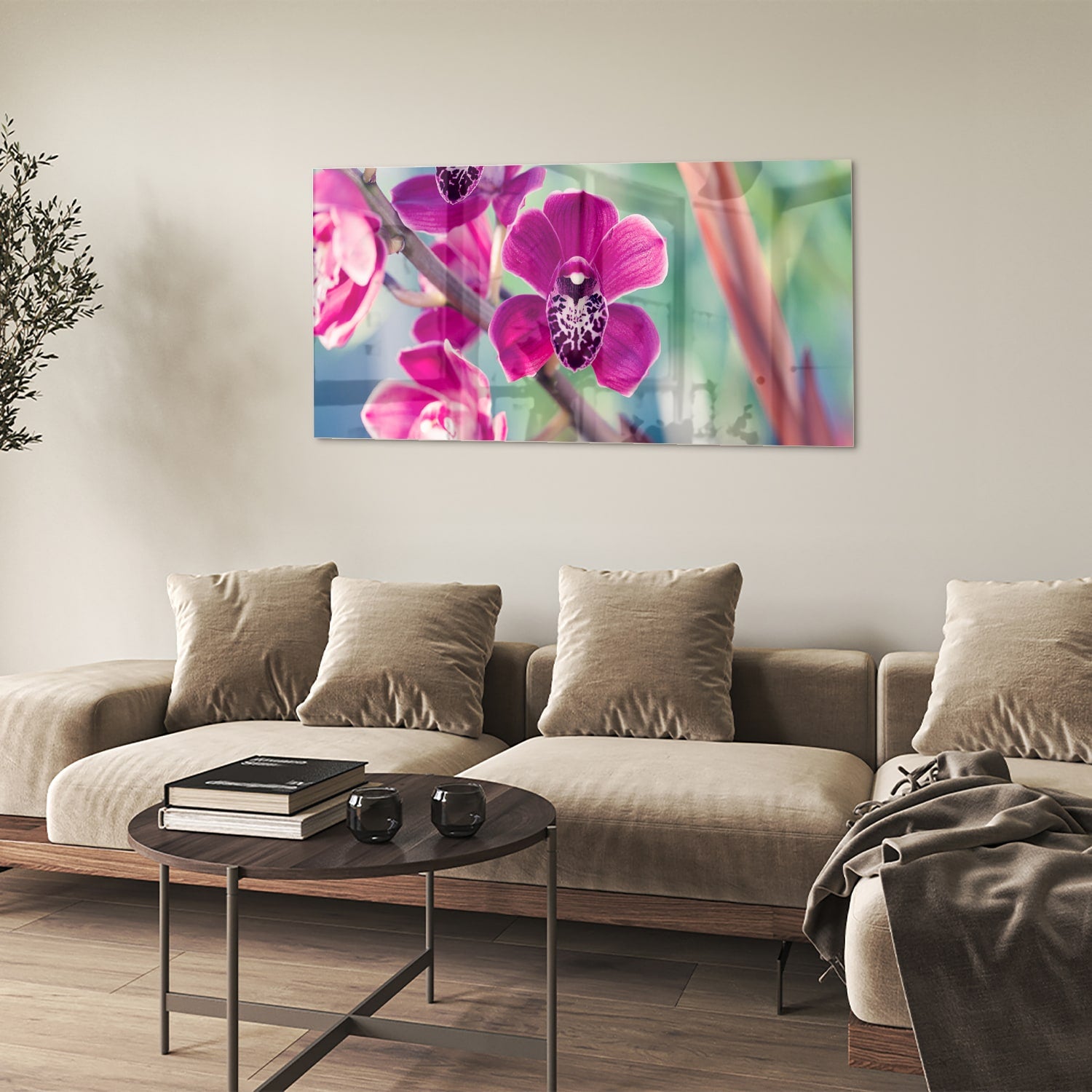 Glazen schilderij van paarse orchideen aan de muur in sfeervolle woonkamer.