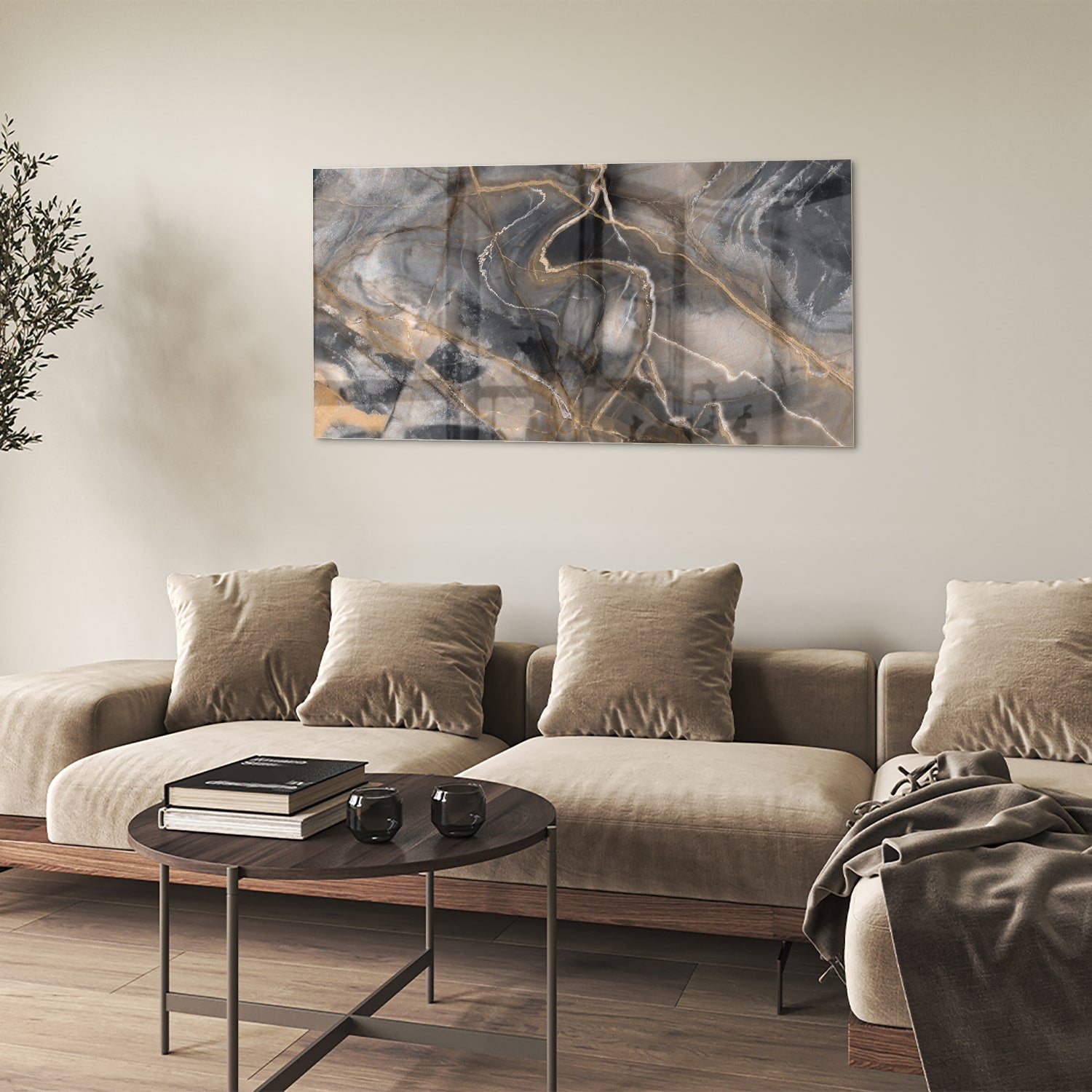 Abstract glazen schilderij met zwarte en gouden lijnen aan de muur.