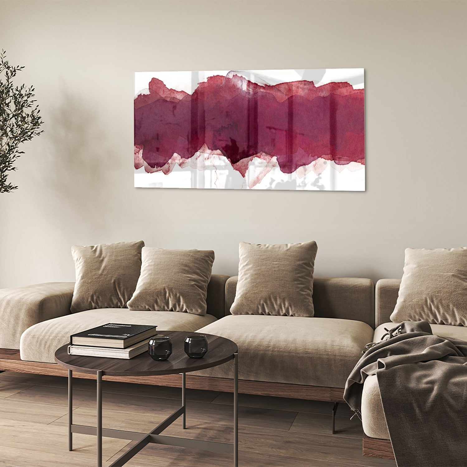Abstract glas schilderij in dieprood gehangen boven een moderne kast