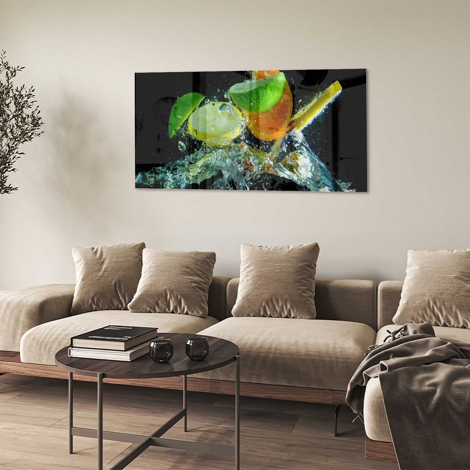 Glas schilderij met kleurrijke citrusvruchten en waterdruppels op een zwarte achtergrond.