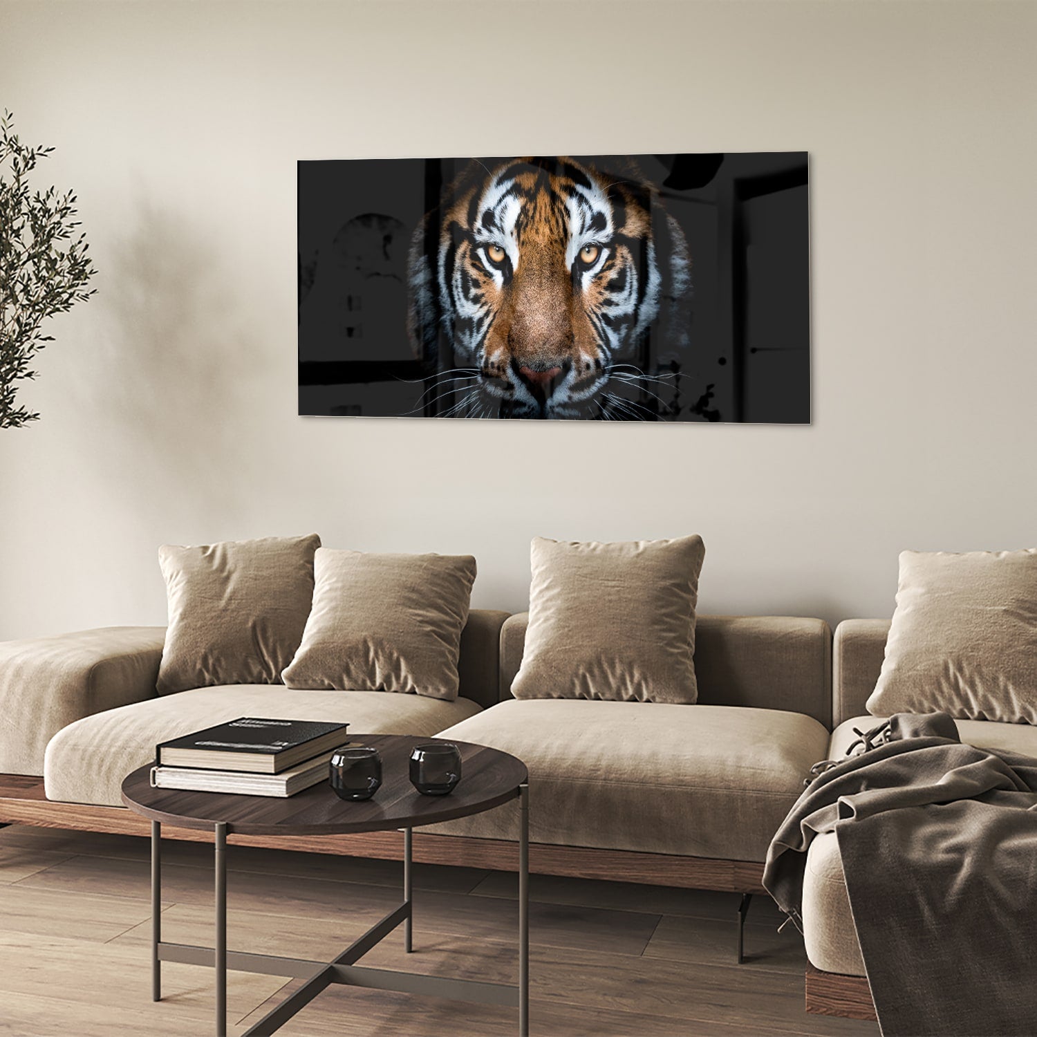 Glazen schilderij van een tijger met intense ogen, hangt aan de muur.