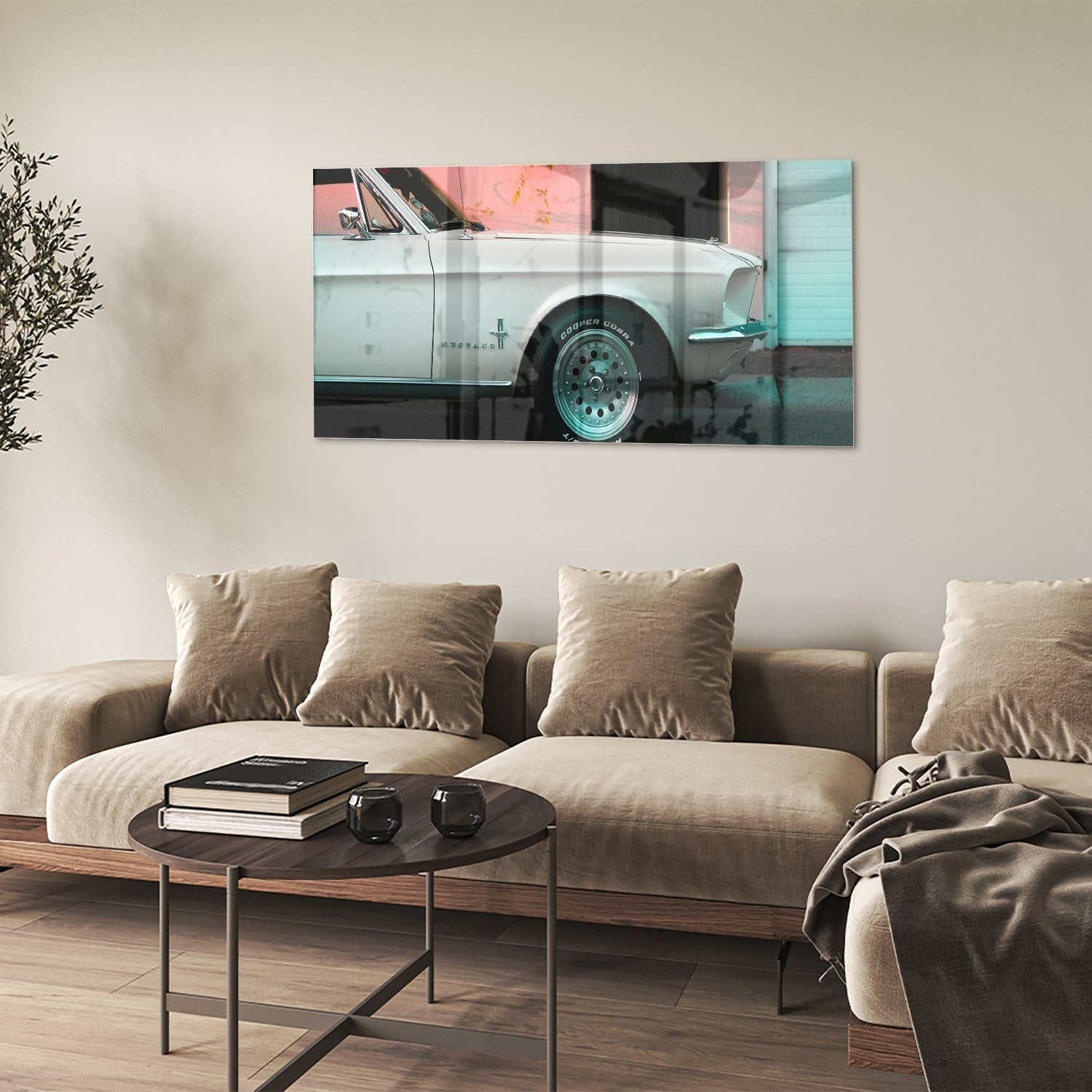 Glazen schilderij van een vintage auto in een sfeervol interieur
