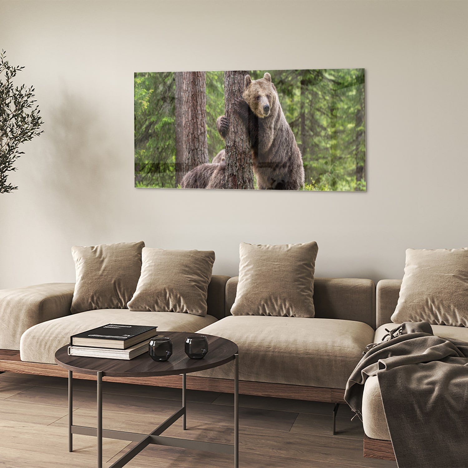 Glazen schilderij van een grizzly beer leunend tegen een boom in de natuur.