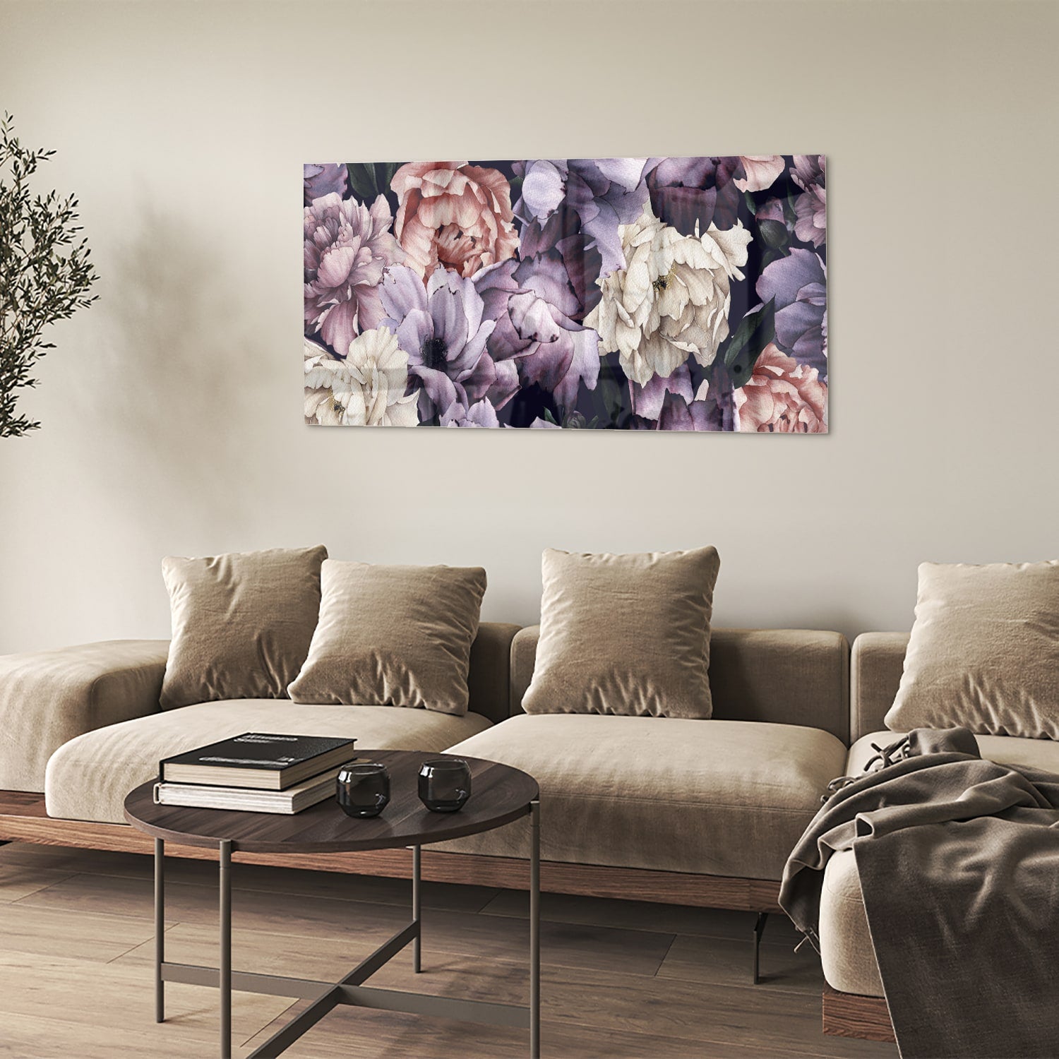 Glas schilderij met paarse en gouden bloemen in een moderne woonkamer