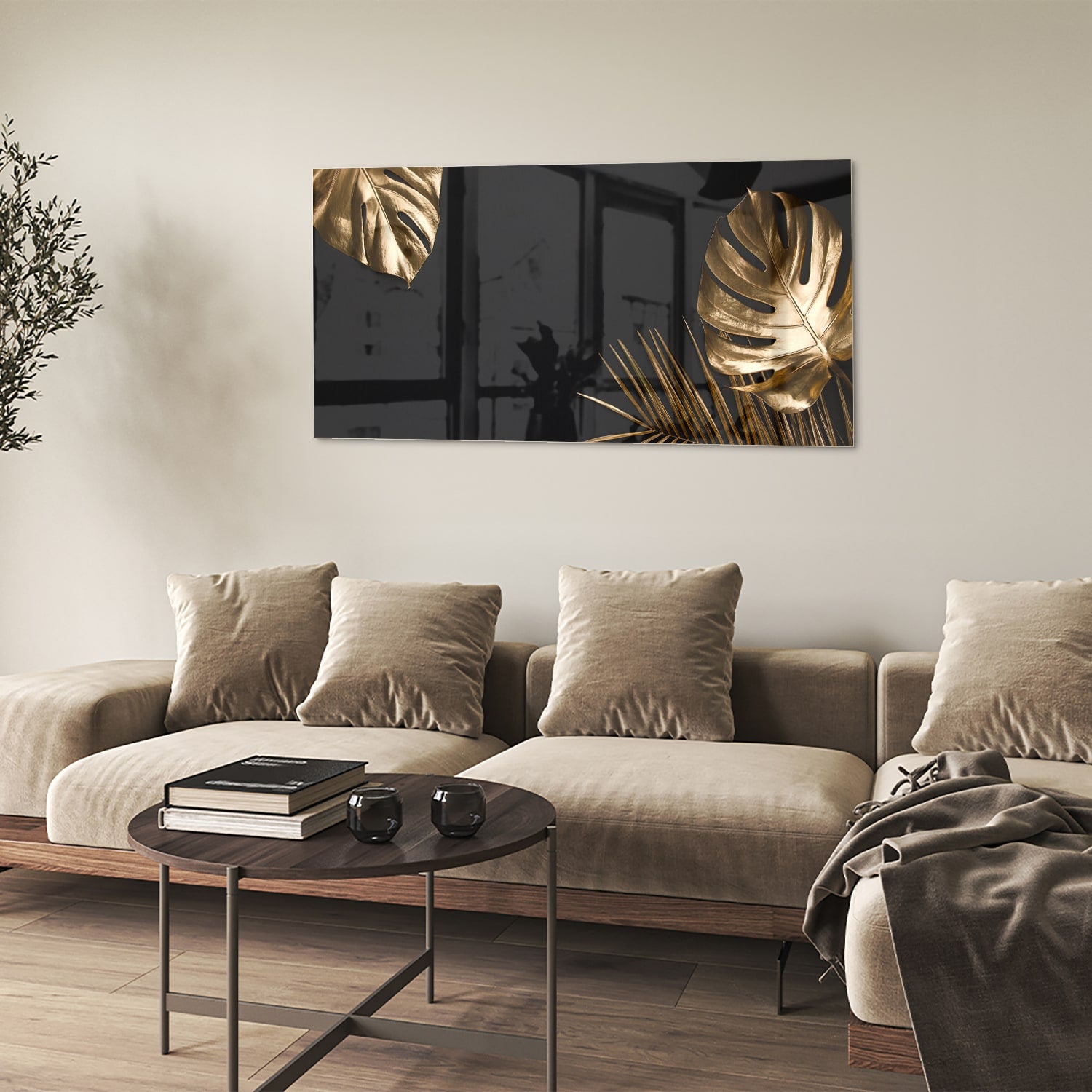 Glazen schilderij met gouden bladeren op een zwarte achtergrond in een woonkamer