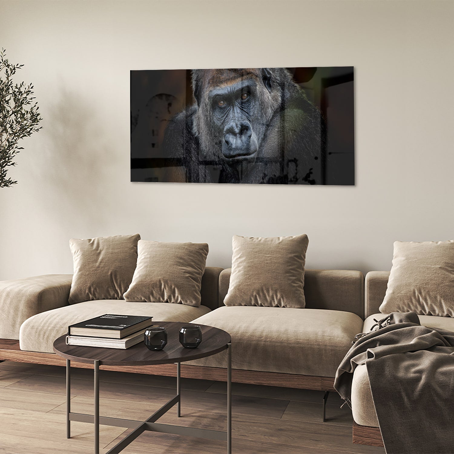Glazen schilderij van een gorilla in een moderne woonkamer.