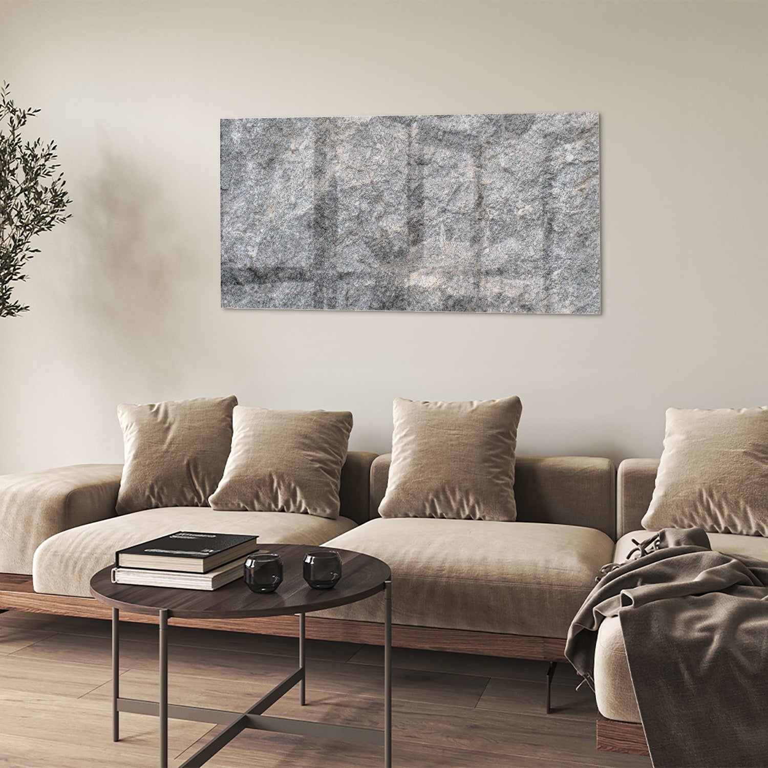 Glazen schilderij met abstracte textuur op muur in moderne woonkamer