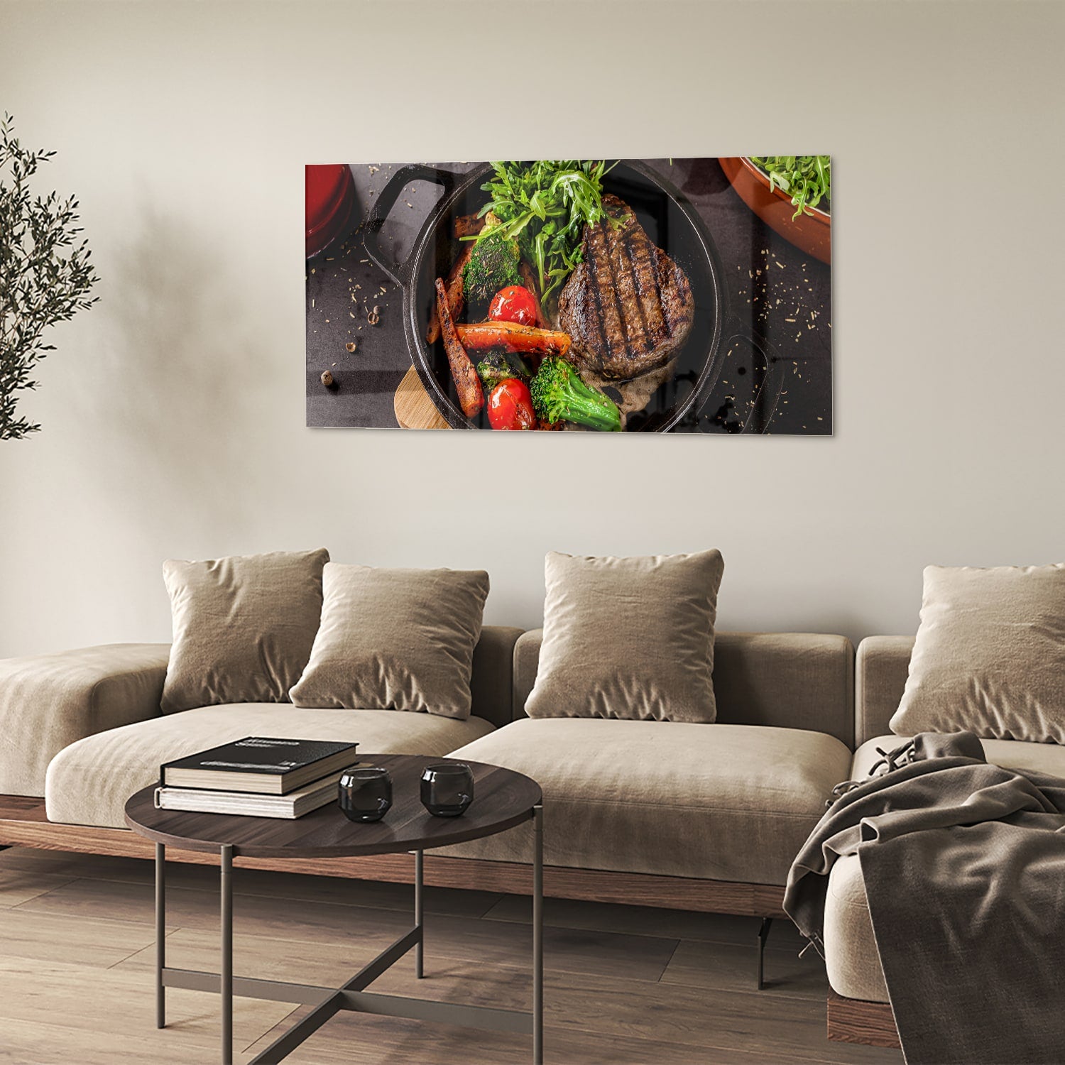 Glazen schilderij met een gegrilde steak en verse groenten in een pan