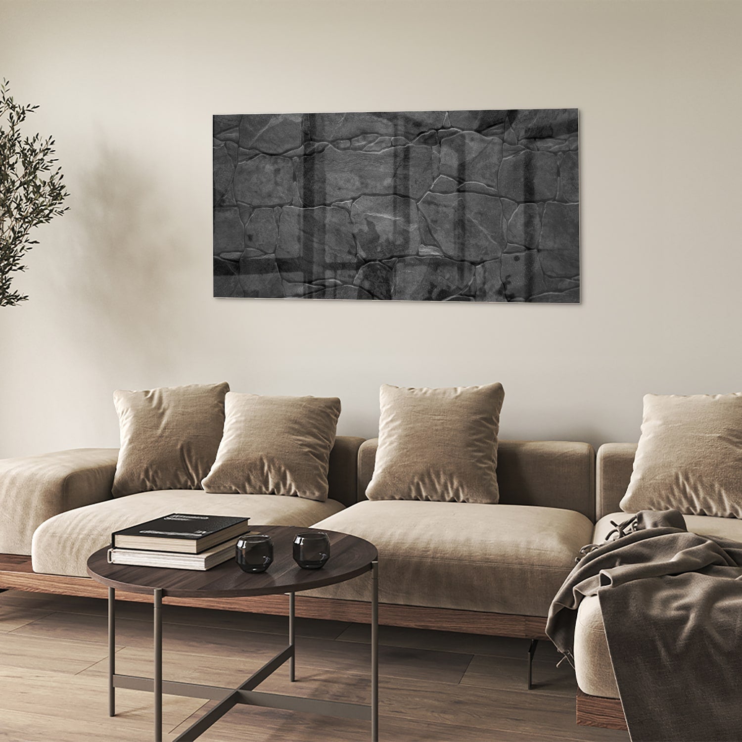 Moderne glazen schilderij in zwart en grijs hangt aan de muur.