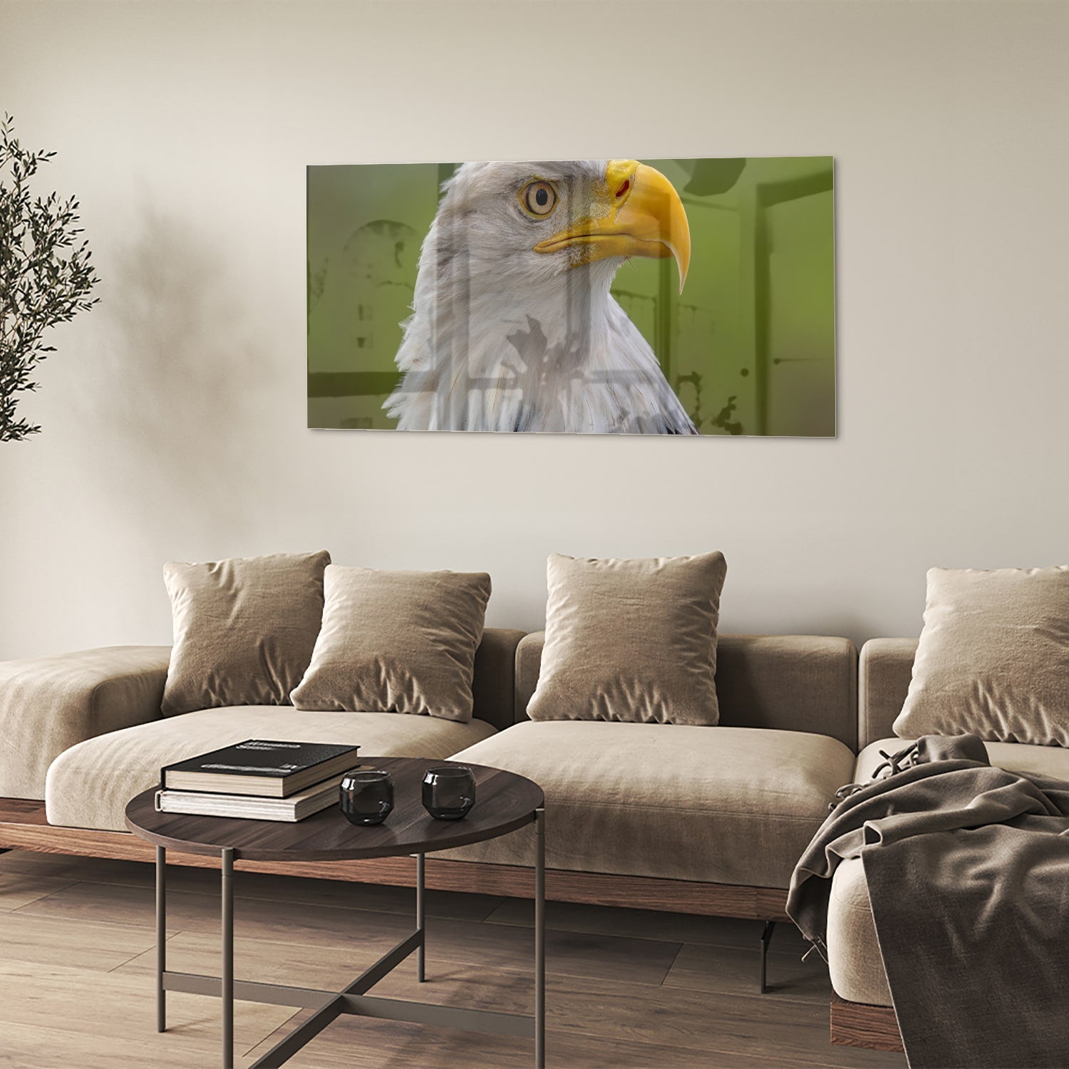 Een prachtig glazen schilderij van een Amerikaanse zeearend met een groene achtergrond.