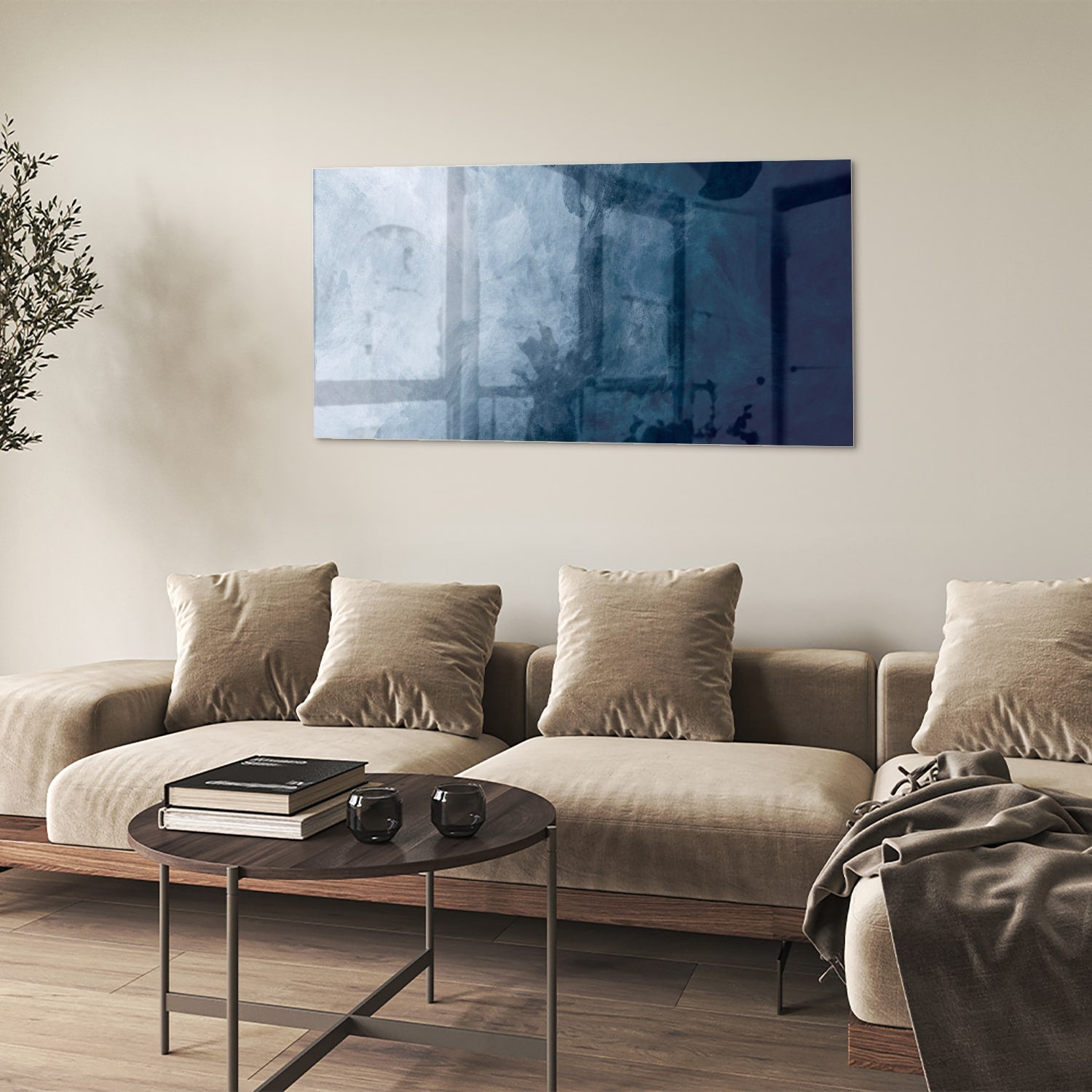 Abstract blauw glas schilderij aan de muur bij een houten meubel.