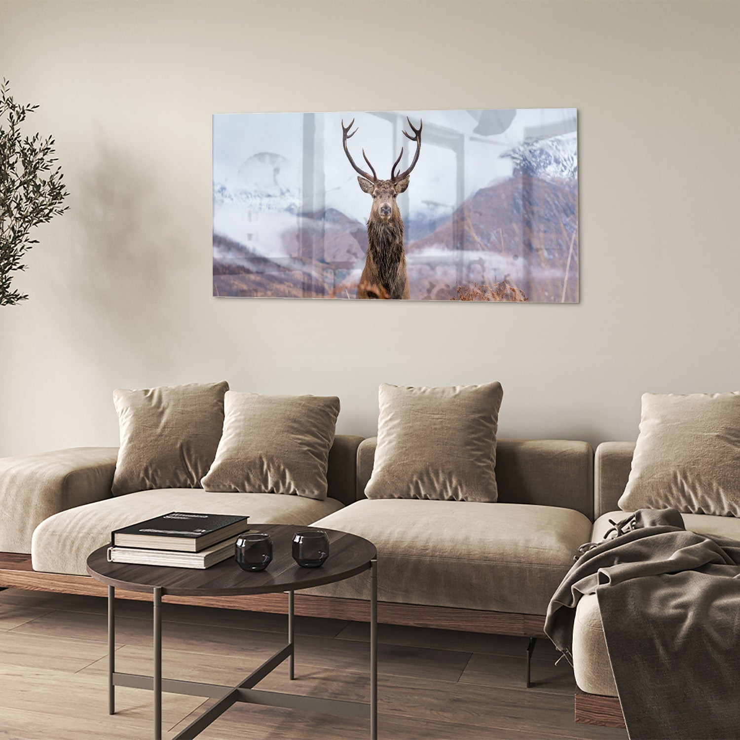 Glazen schilderij van een hert in een berglandschap met natuurlijke kleuren.