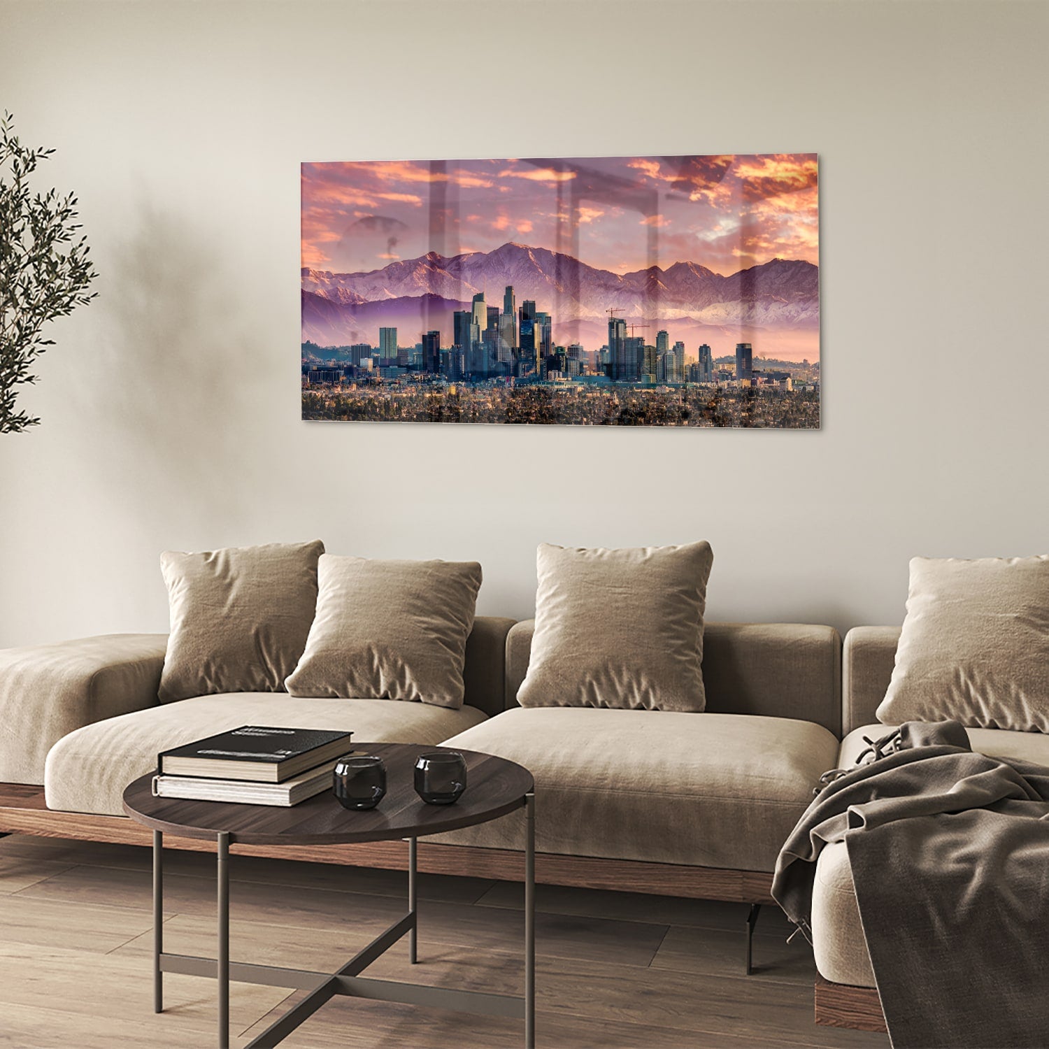 Glazen schilderij van een stadspanorama bij zonsondergang met bergen op de achtergrond.