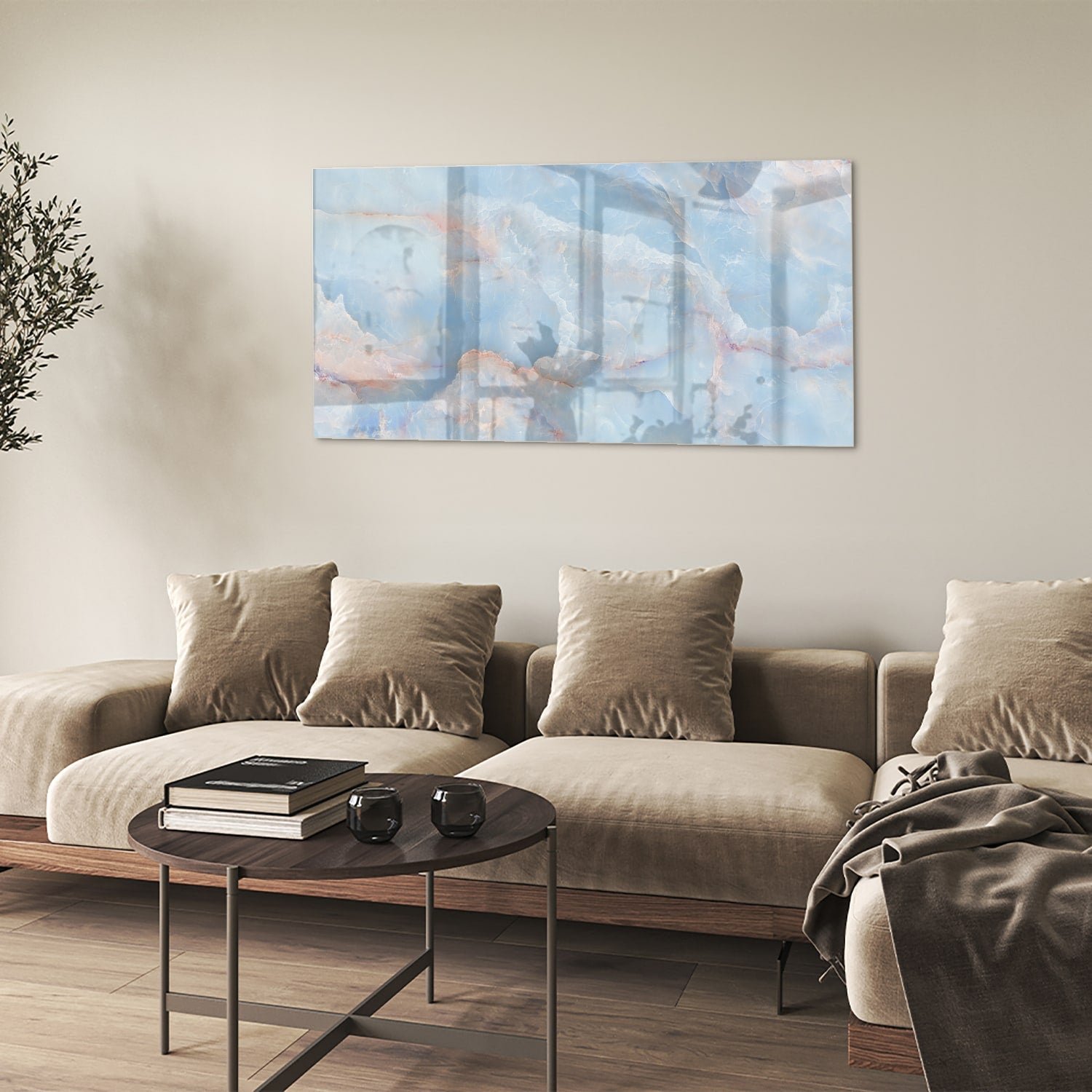 Abstract glazen schilderij in blauw en aardetinten aan de muur.