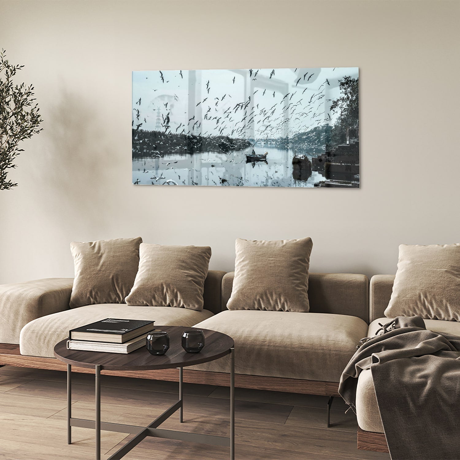 Glazen schilderij van vogels boven kalm water met reflecties.