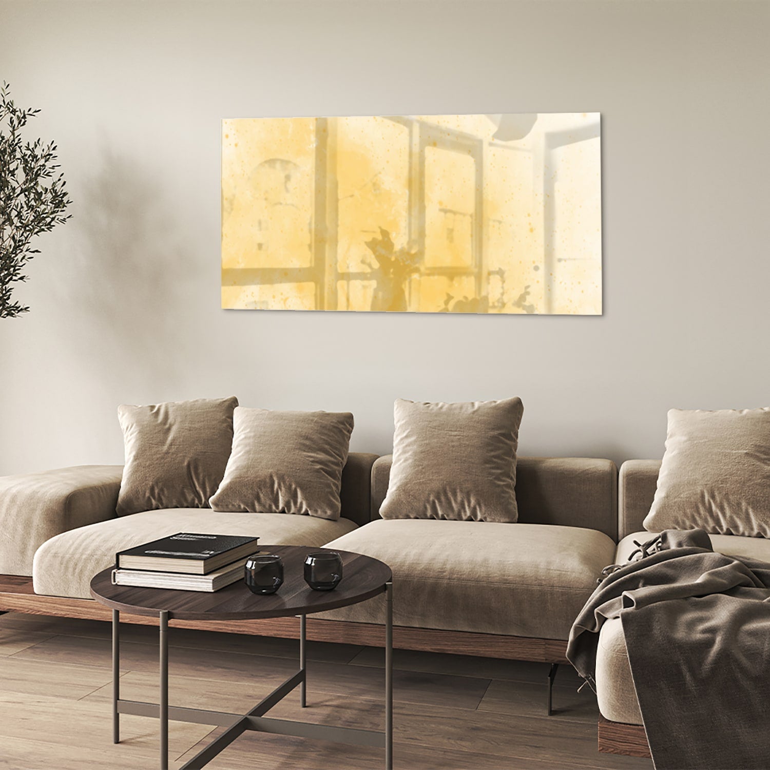 Abstract glazen schilderij in gouden tinten op een witte muur in een moderne woonkamer.