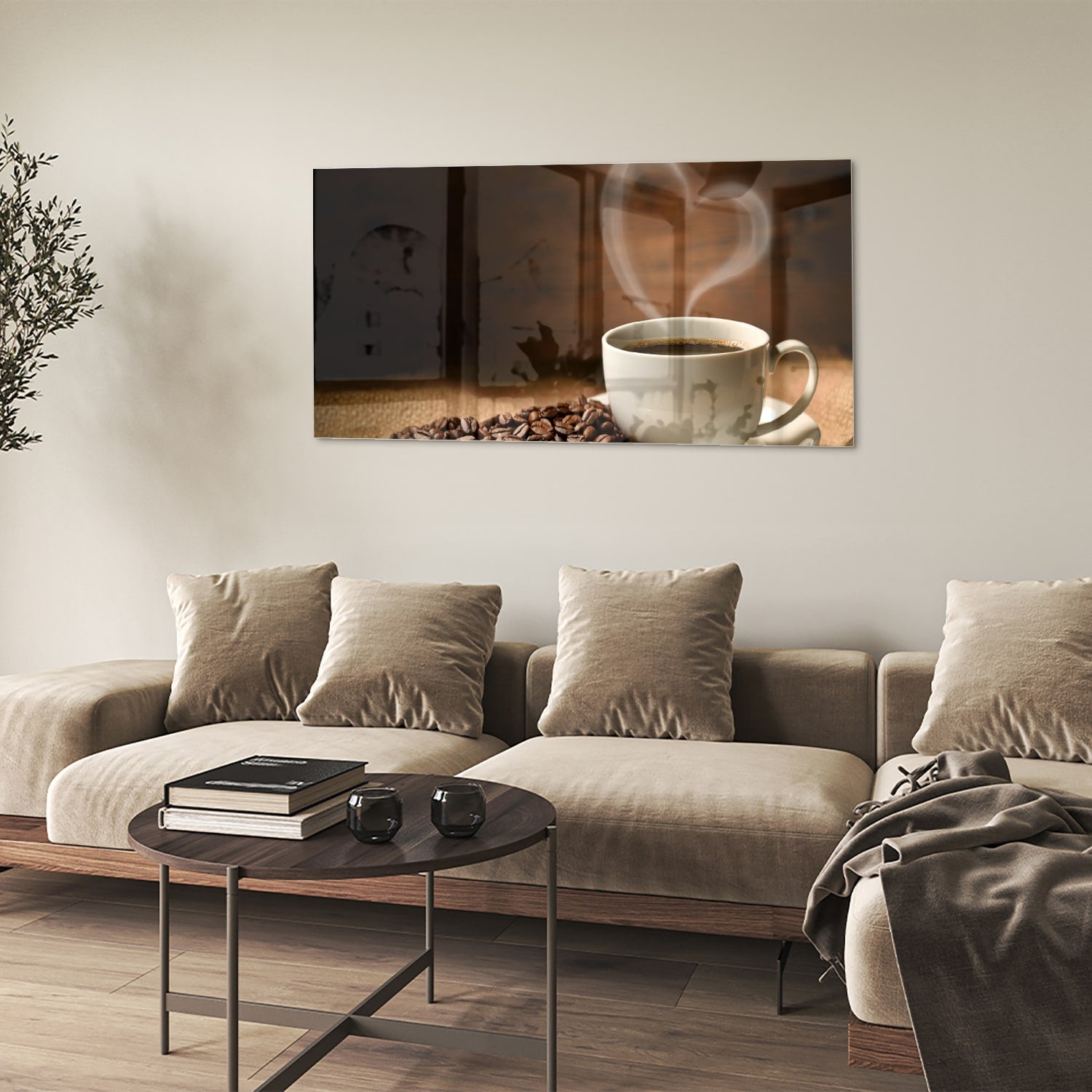 Glazen schilderij van een kop koffie met koffiebonen op een houten tafel.