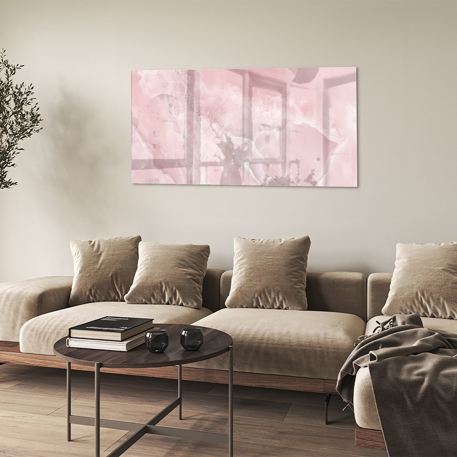 Elegant glazen schilderij in zachte roze tinten boven een houten kast.