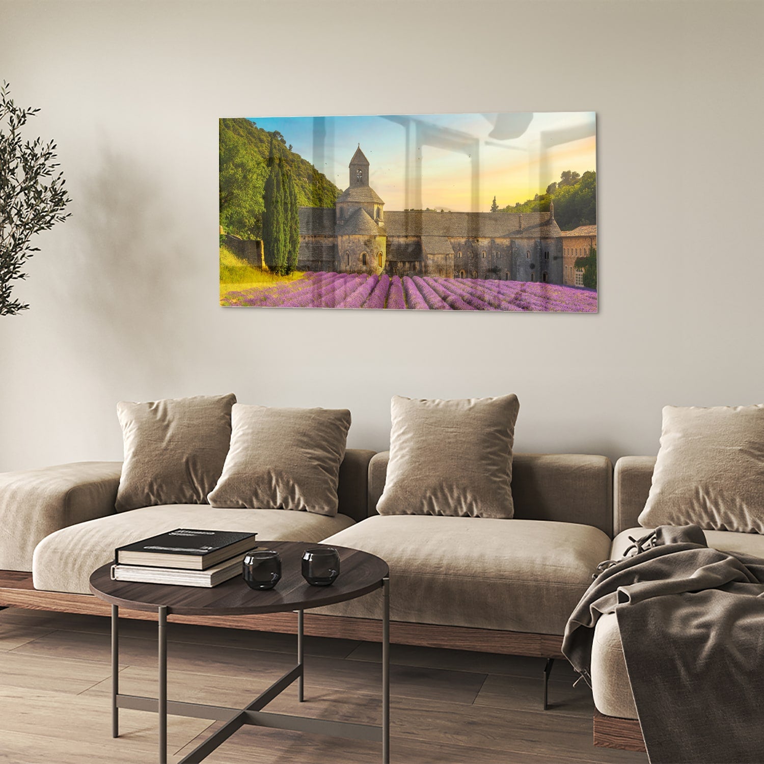 Glazen schilderij van lavendelvelden en een klooster in de Provence