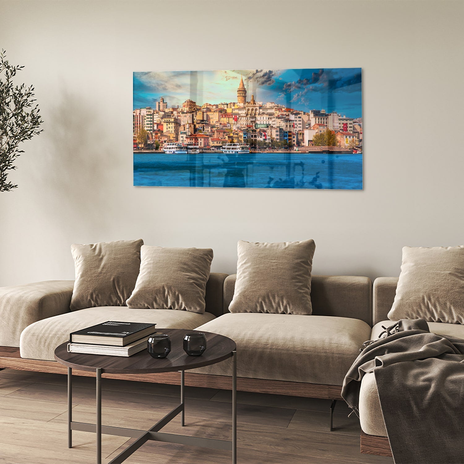 Glazen schilderij van een stad aan zee met kleurrijke gebouwen.
