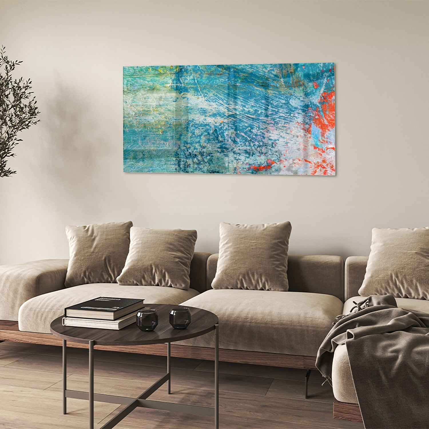 Kleurrijk abstract glazen schilderij aan de muur boven een houten kast