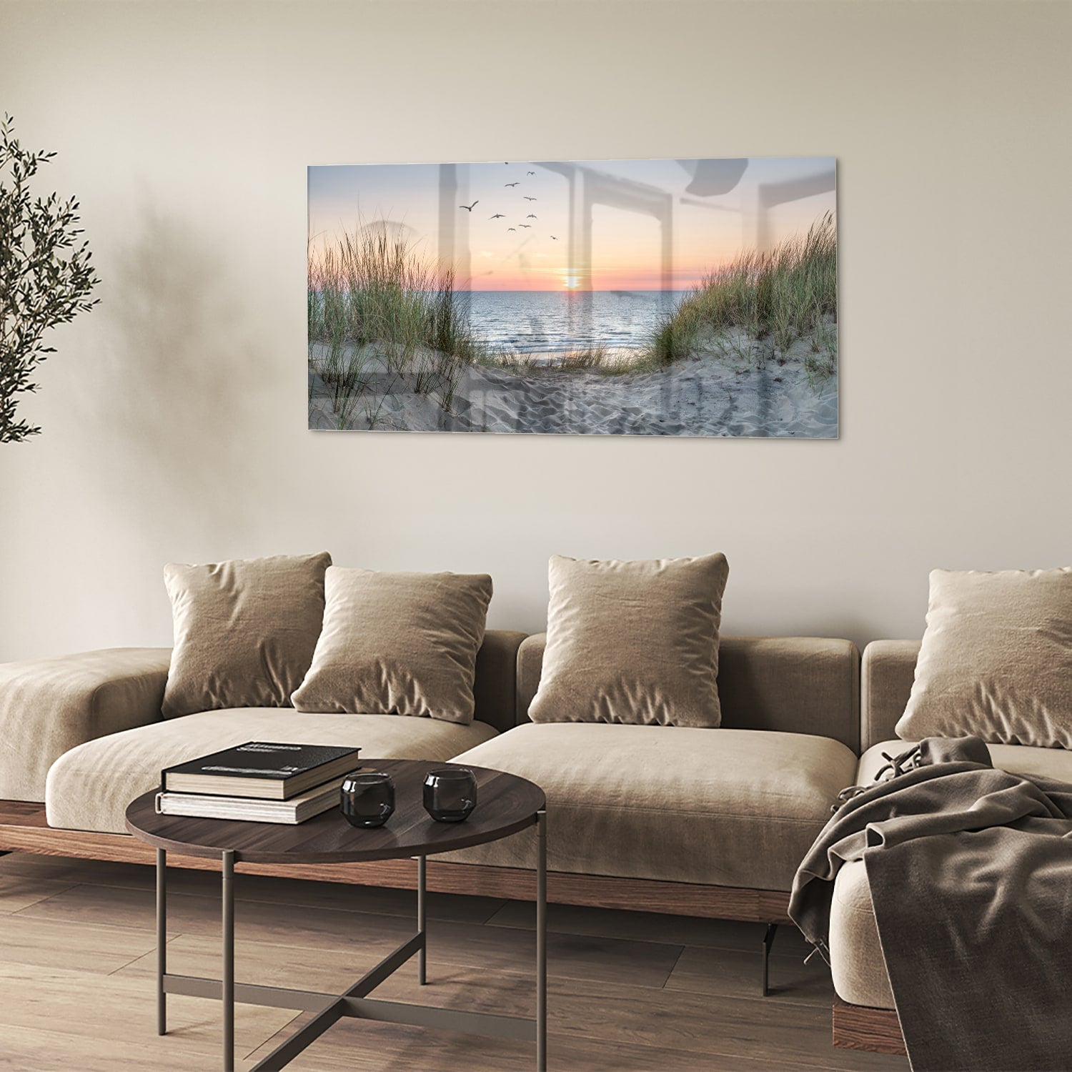 Glazen schilderij van een serene zonsondergang boven de zee met gras en vogels