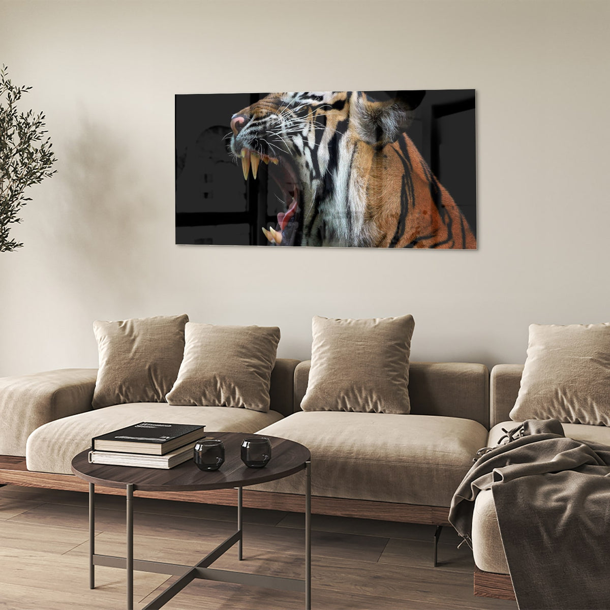 Glazen schilderij van een brullende tijger aan de muur in een stijlvolle kamer.