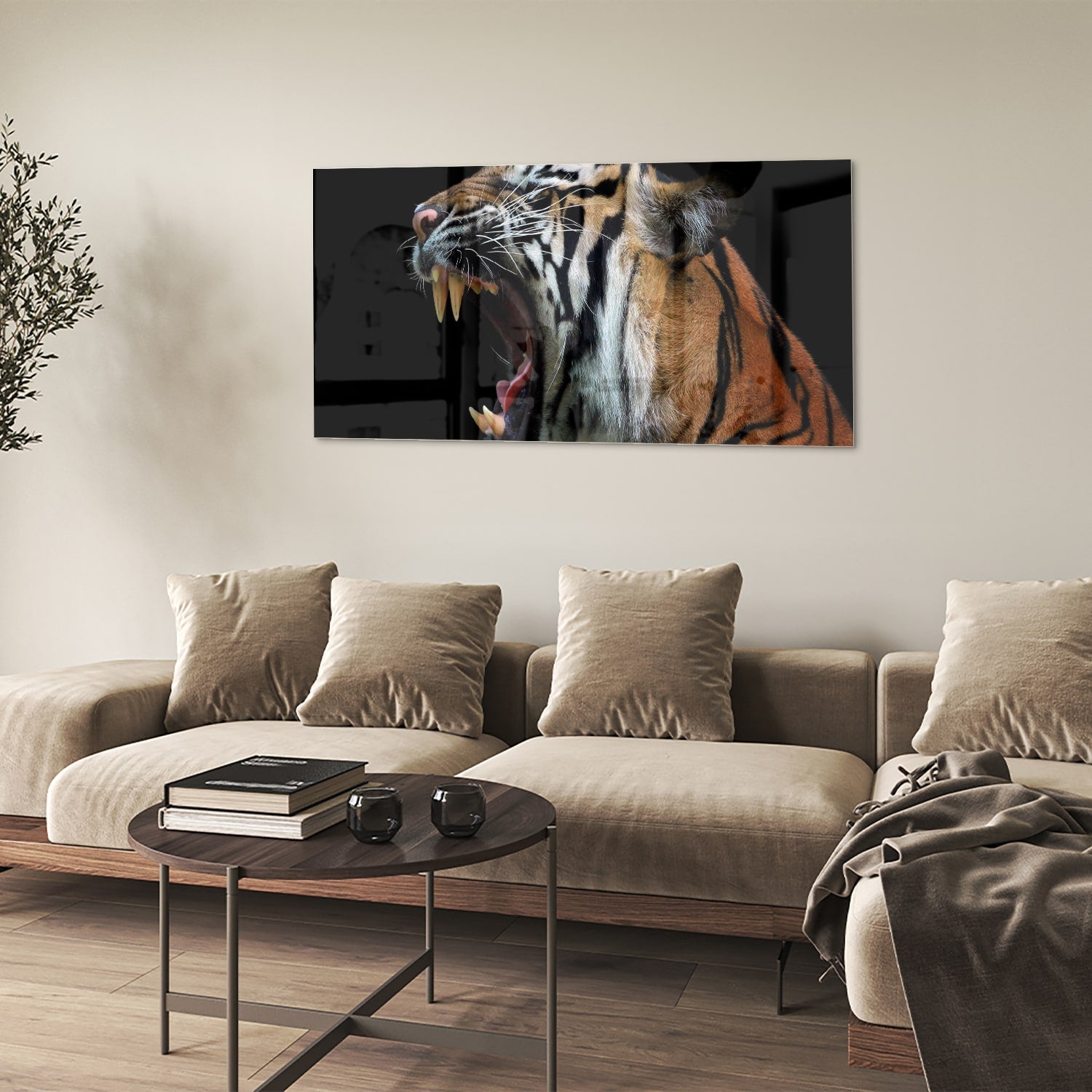 Glazen schilderij van een brullende tijger aan de muur in een stijlvolle kamer.