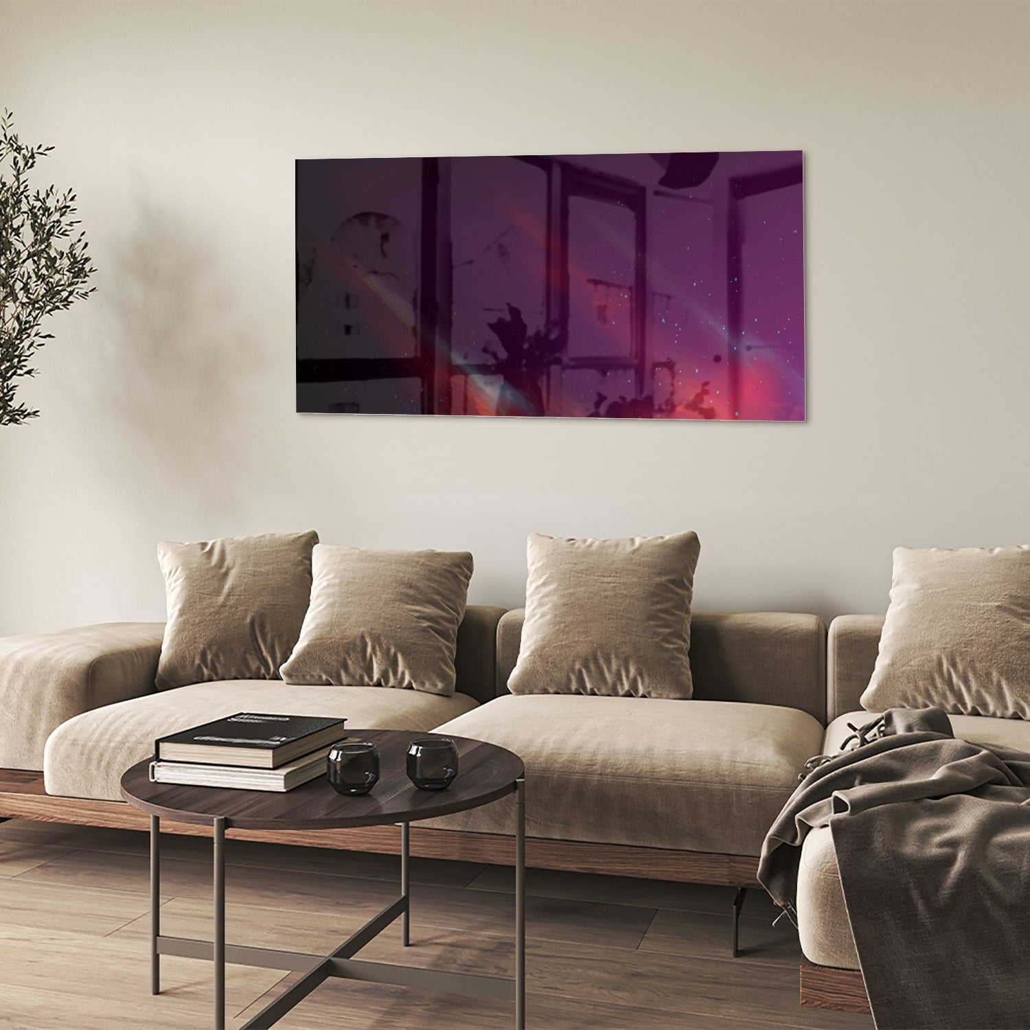 Een kleurrijk glazen schilderij met abstracte vormen in een moderne woonkamer.