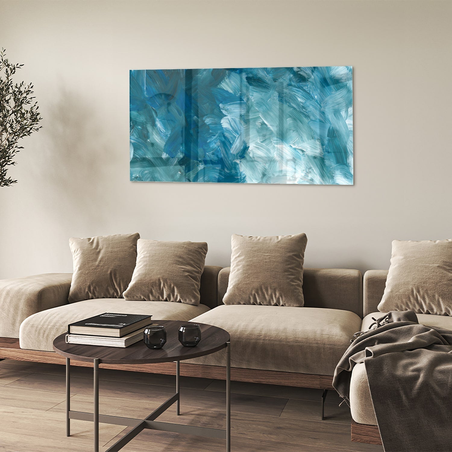 Abstract glazen schilderij met verschillende tinten blauw aan de muur.