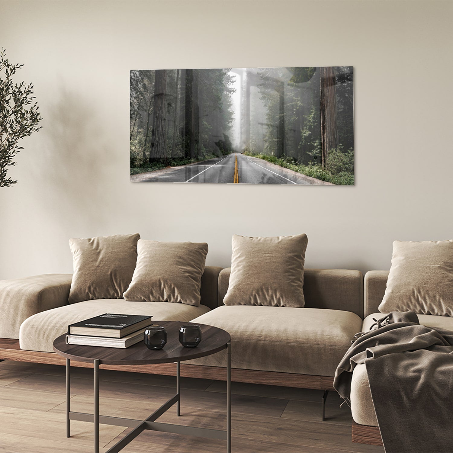 Glazen schilderij van een mistige weg omgeven door bomen in een interieur.