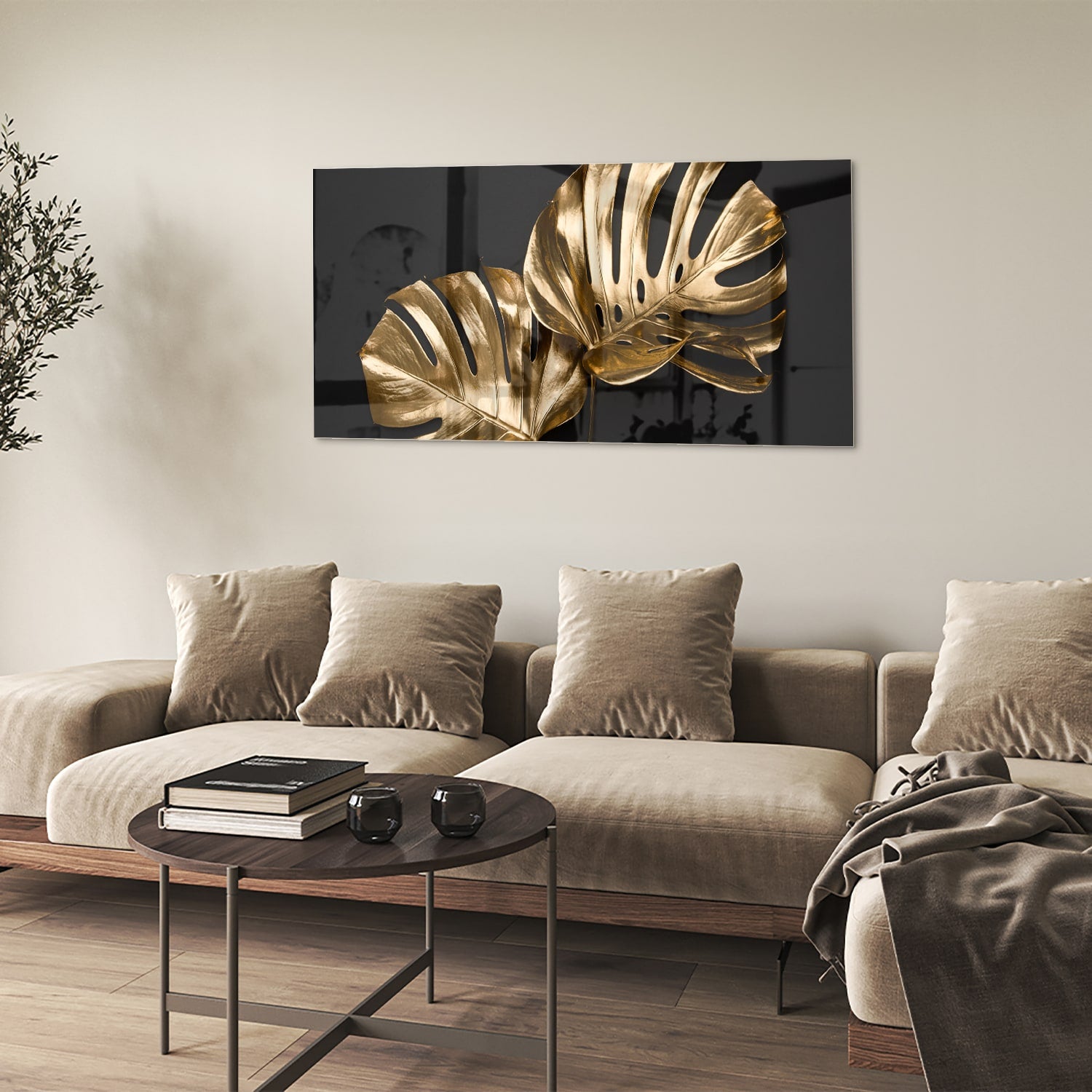 Gouden glazen schilderij met monstera bladeren aan de muur