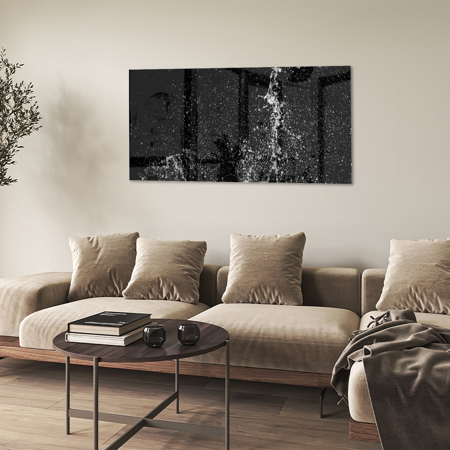 Zwart-wit glazen schilderij met een dynamisch spatwatereffect aan de muur.