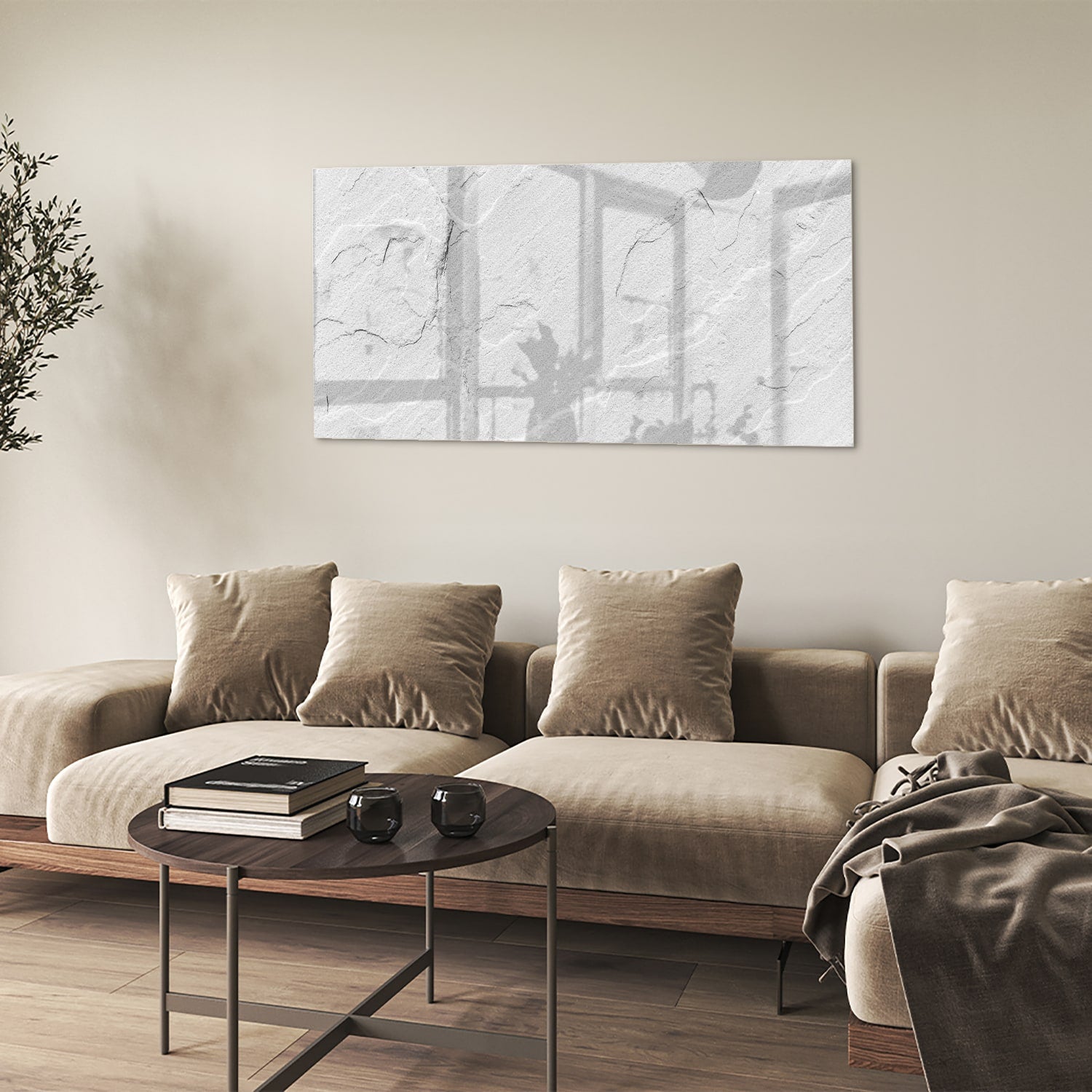 Minimalistisch glazen schilderij in grijstinten aan de muur boven een houten meubel.