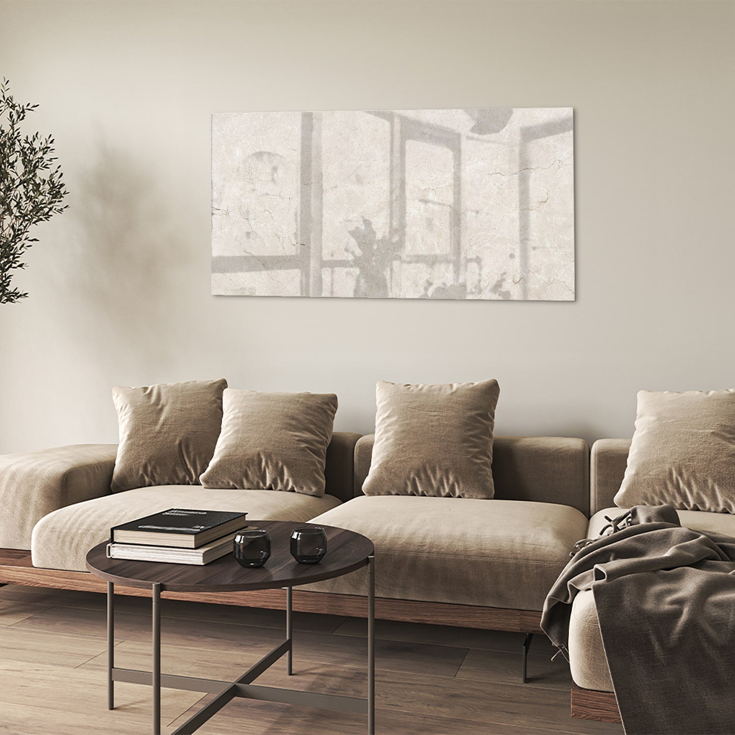 Elegant glazen schilderij met schaduwdetails aan een muur in een moderne woonkamer.
