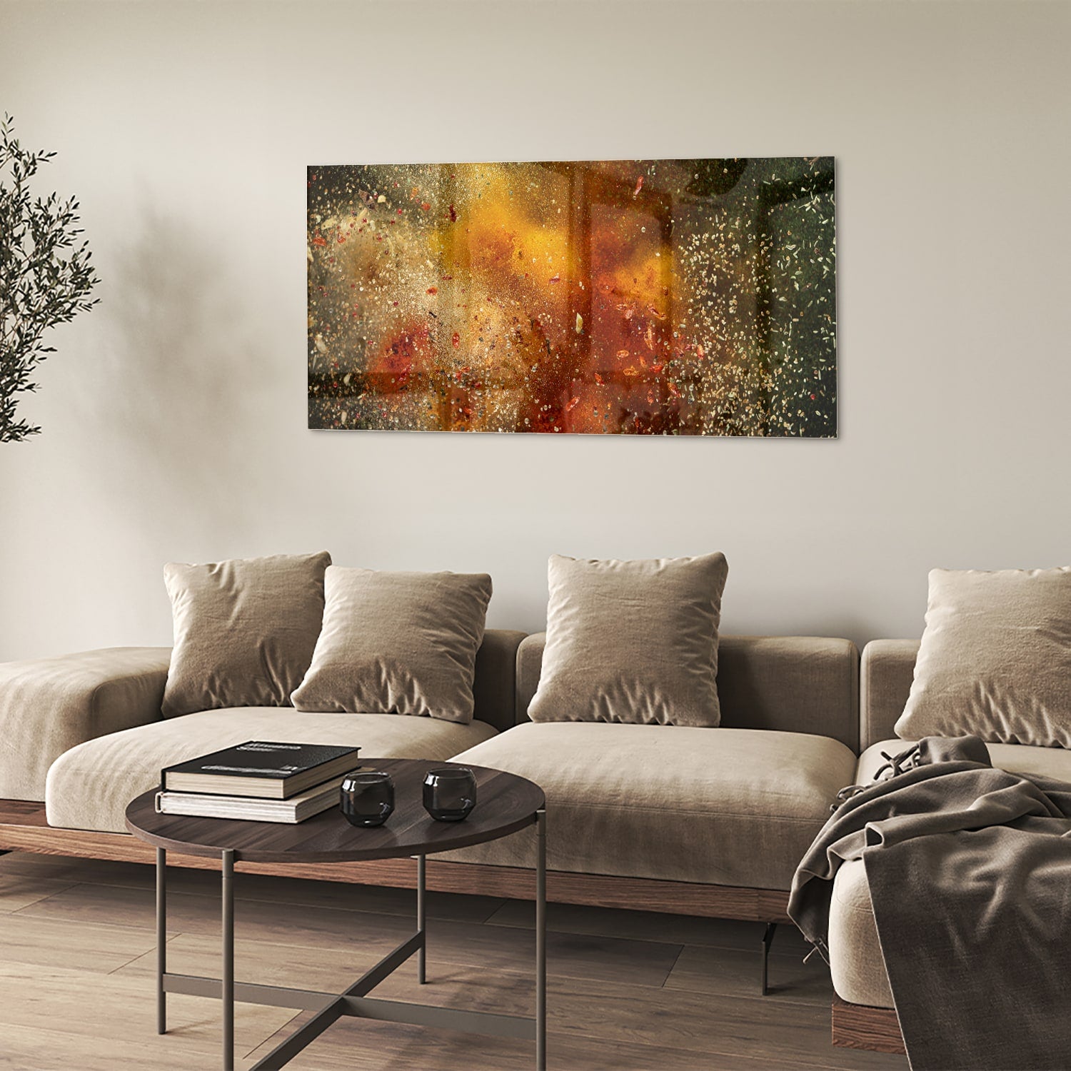 Abstract glazen schilderij met glinsterende warme kleuren in een moderne woonkamer.