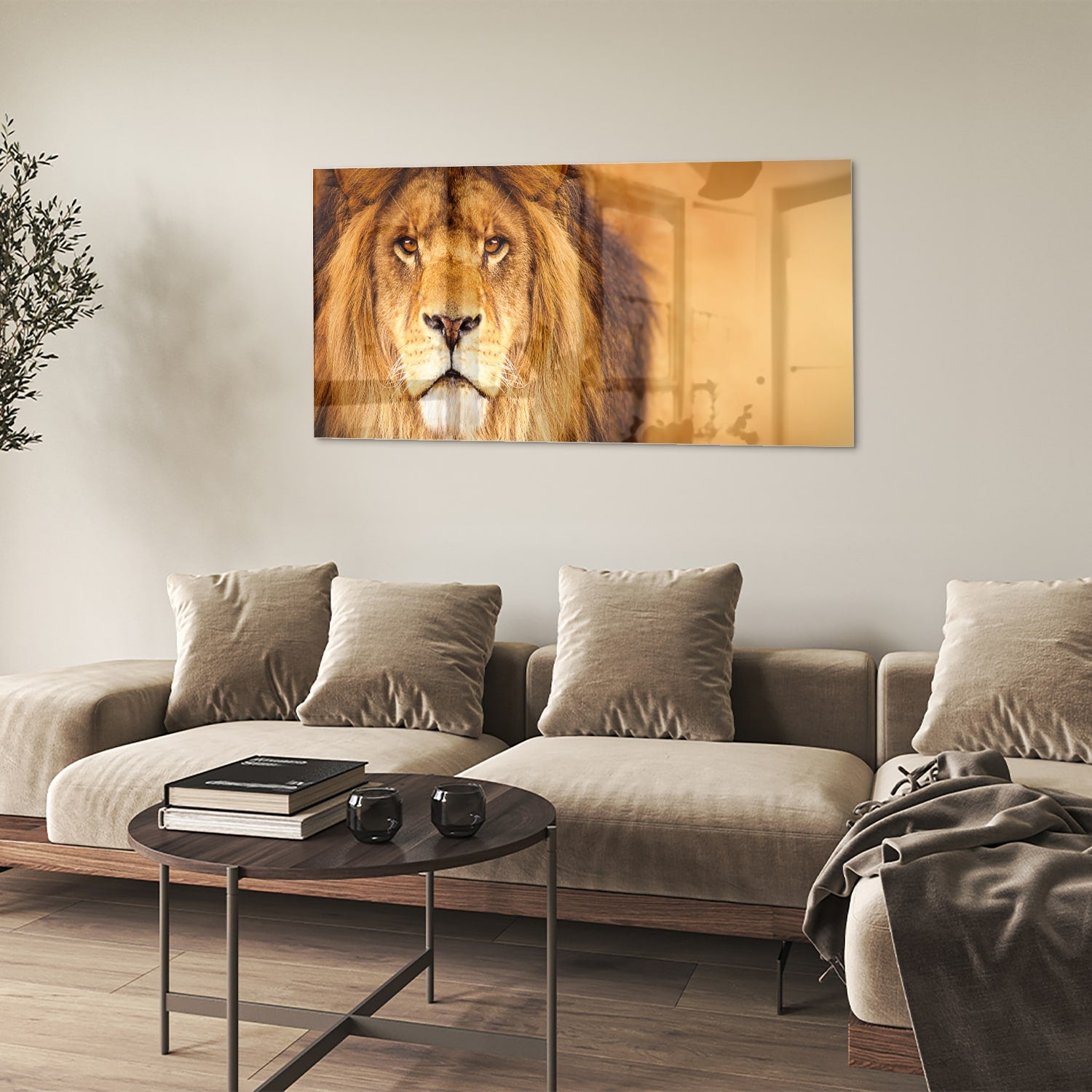 Glazen schilderij van een majestueuze leeuw in een modern interieur