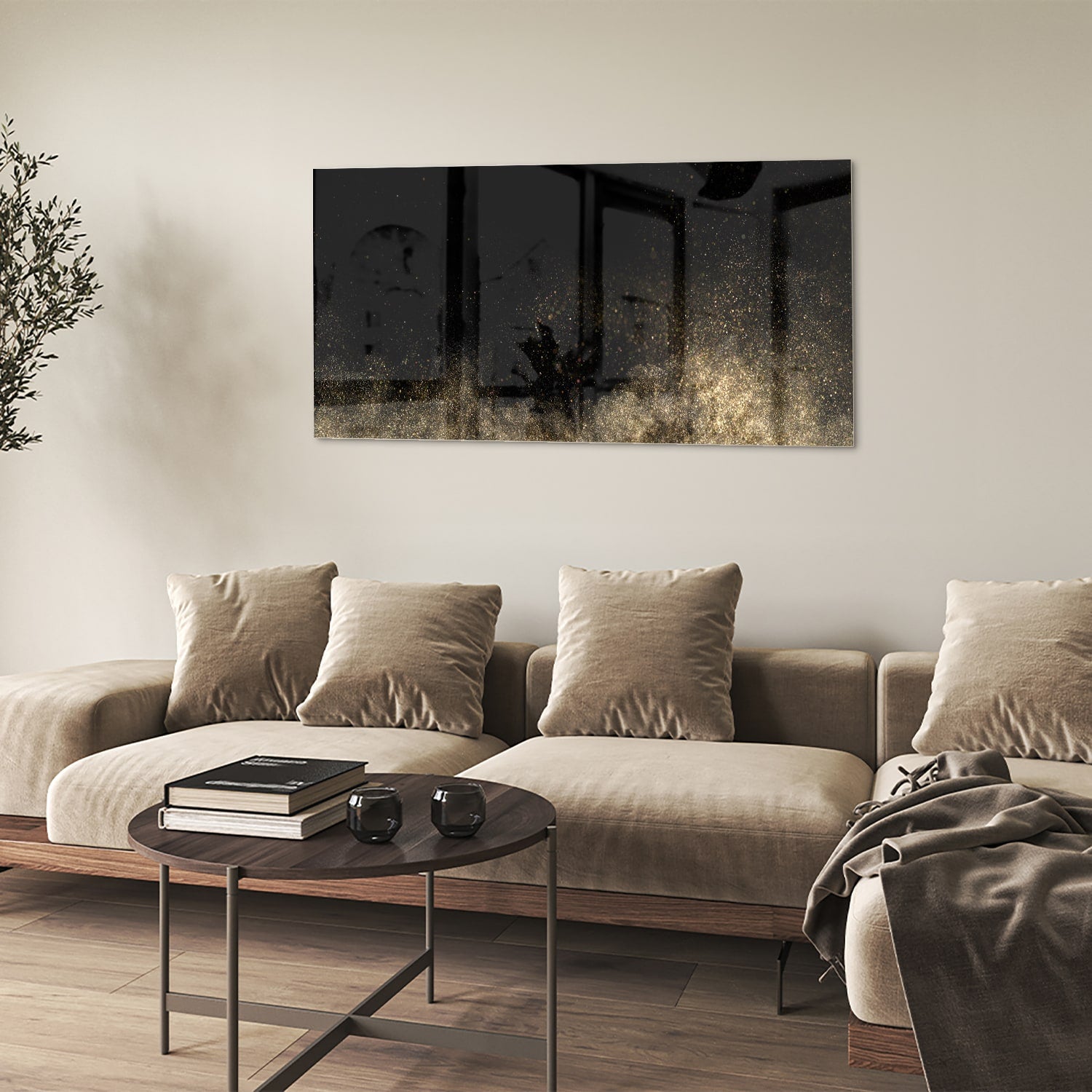 Glazen schilderij met zwarte achtergrond en gouden accenten aan de muur