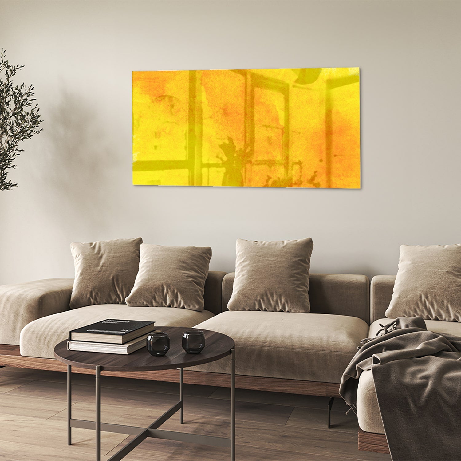 Gele glazen schilderij boven een houten bureau in een woonkamer.