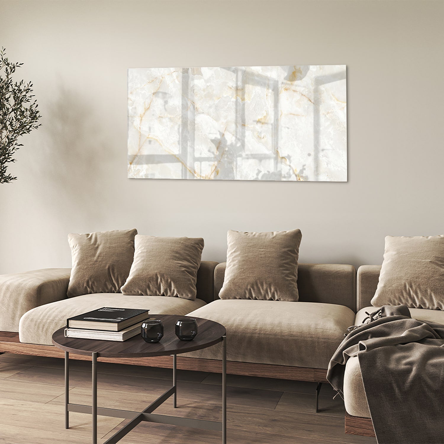 Elegant glazen schilderij met grijs marmer en gouden aders in moderne woonkamer
