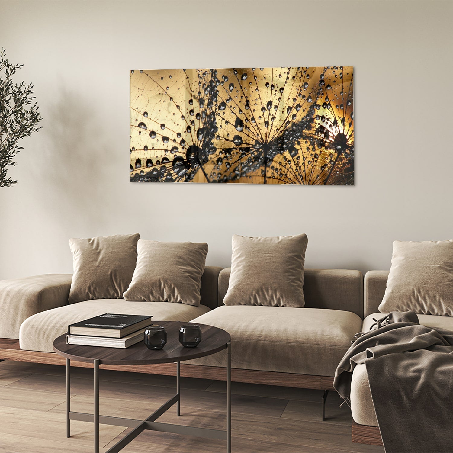 Glazen schilderij met gouden waterdruppels op een lichte muur.
