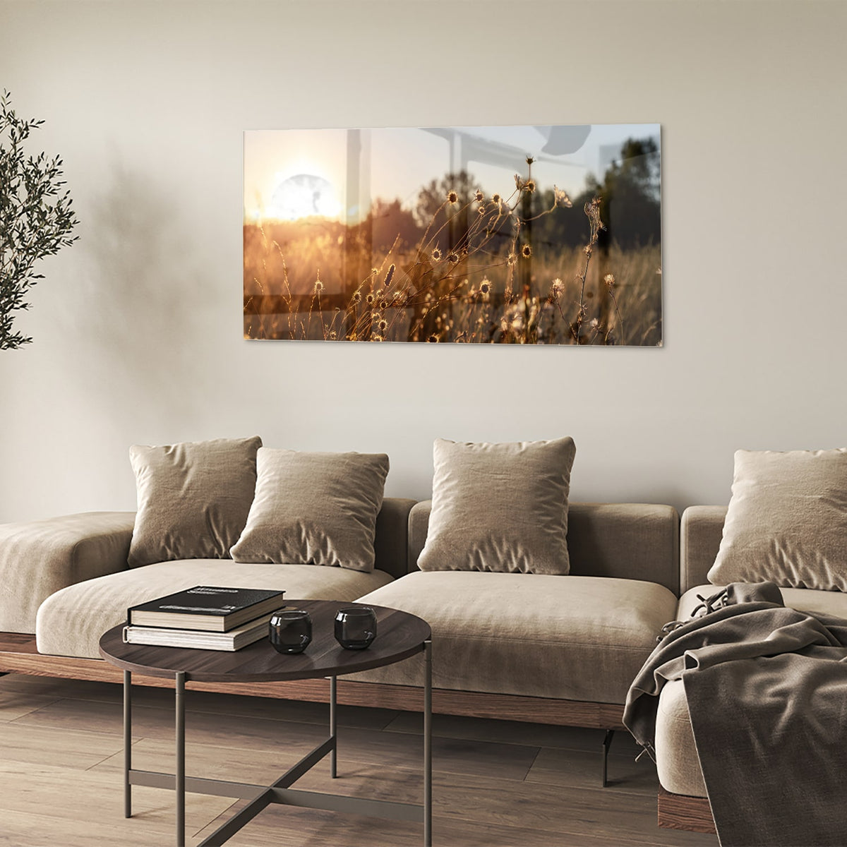 Glazen schilderij van een zonsondergang met bloeiende bloemen, hangend aan een witte muur.