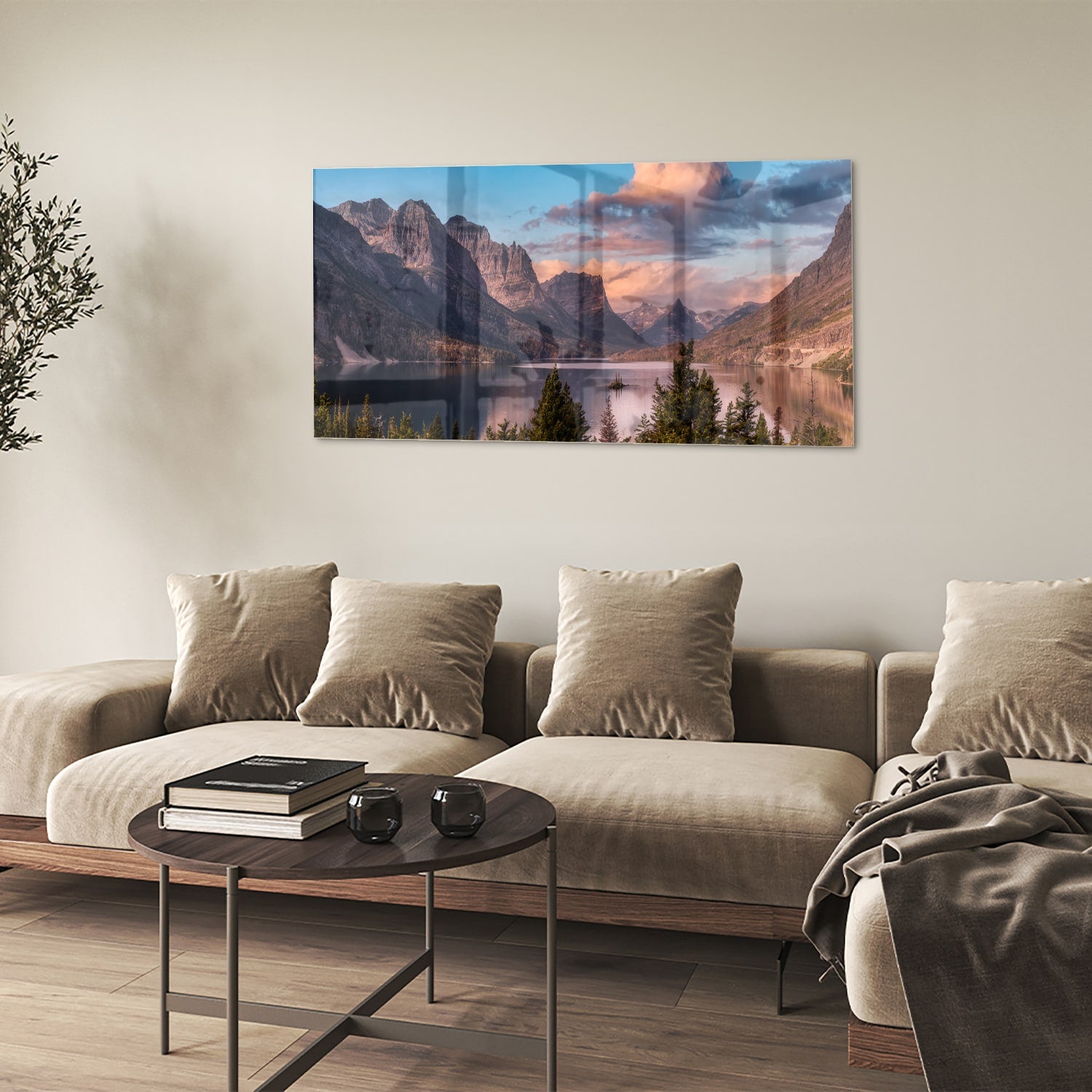 Glazen schilderij van bergen bij zonsopgang in een lichte woonkamer.