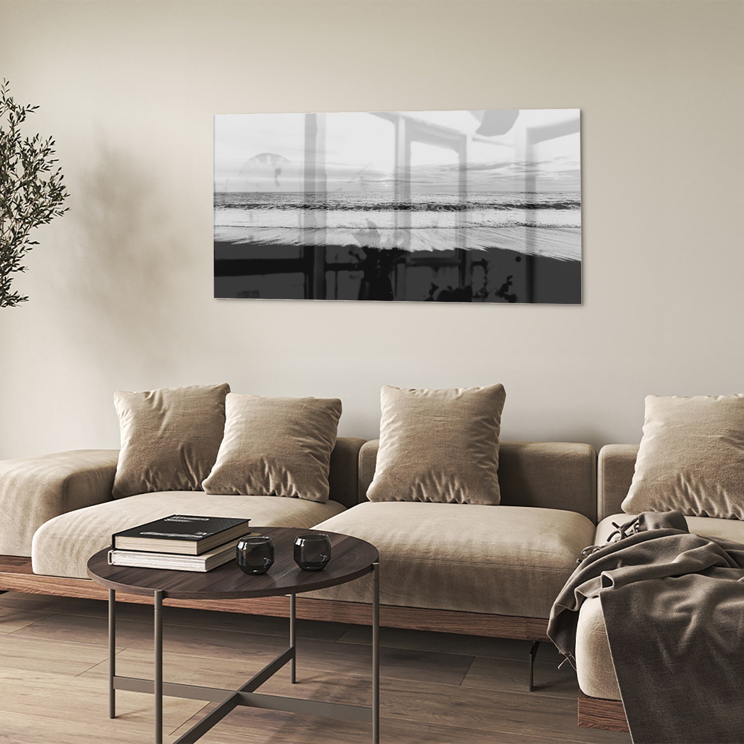Minimalistisch zwart-wit glazen schilderij aan de muur in een modern interieur.