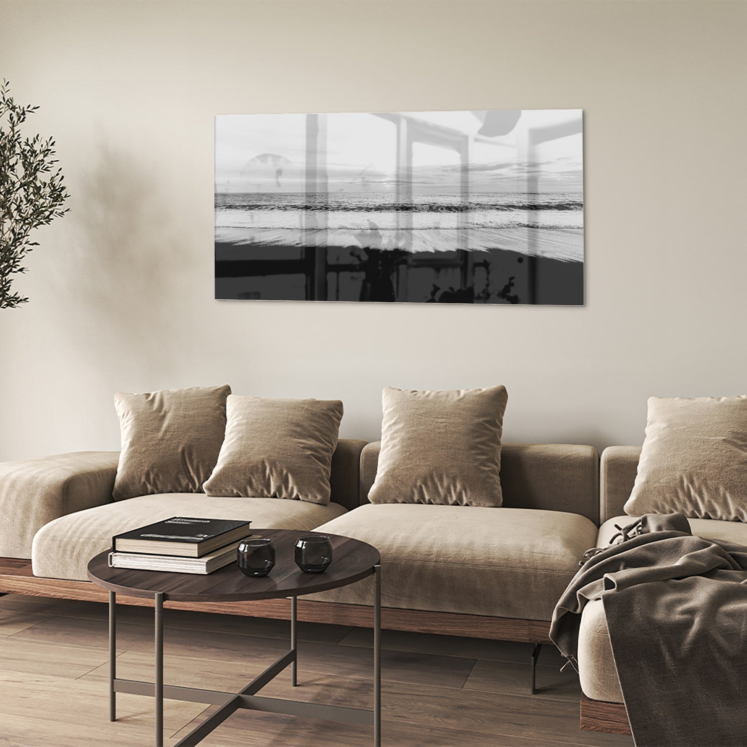 Minimalistisch zwart-wit glazen schilderij aan de muur in een modern interieur.