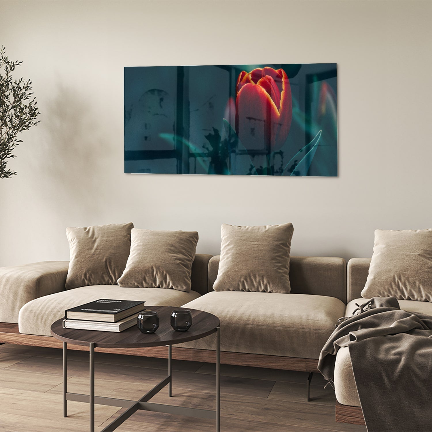 Glas schilderij van een rode tulp aan de muur in een modern interieur