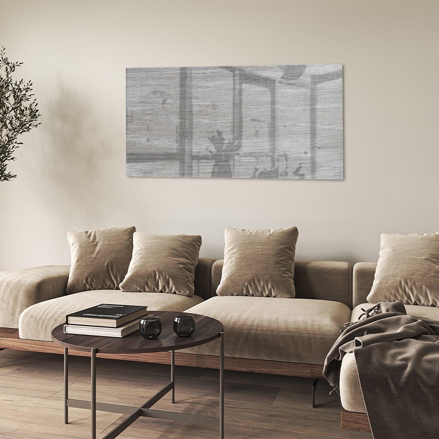 Minimalistisch glazen schilderij met grijstinten aan muur in moderne woonkamer.