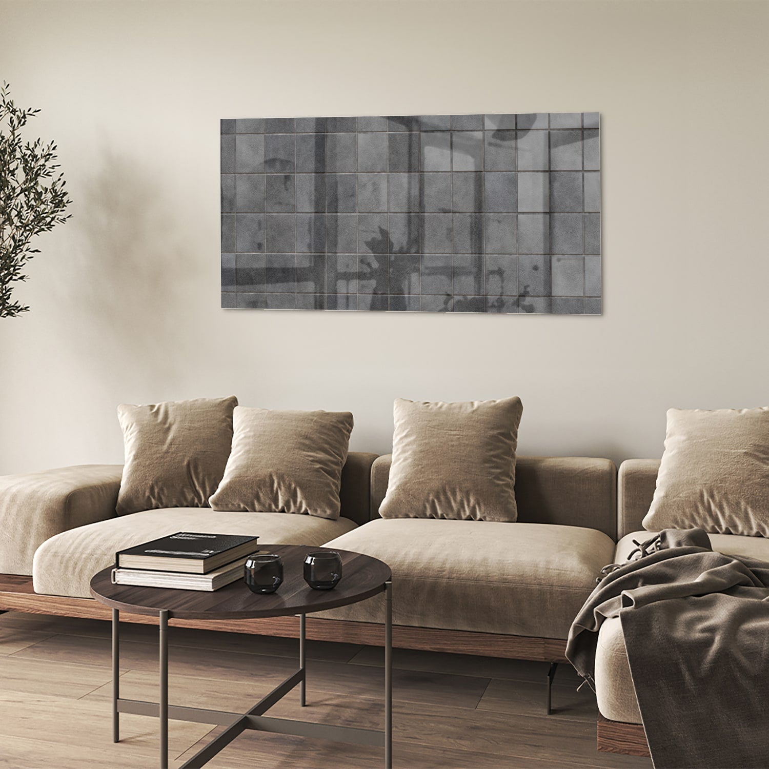 Modern glazen schilderij in grijstinten aan de muur boven een houten kast