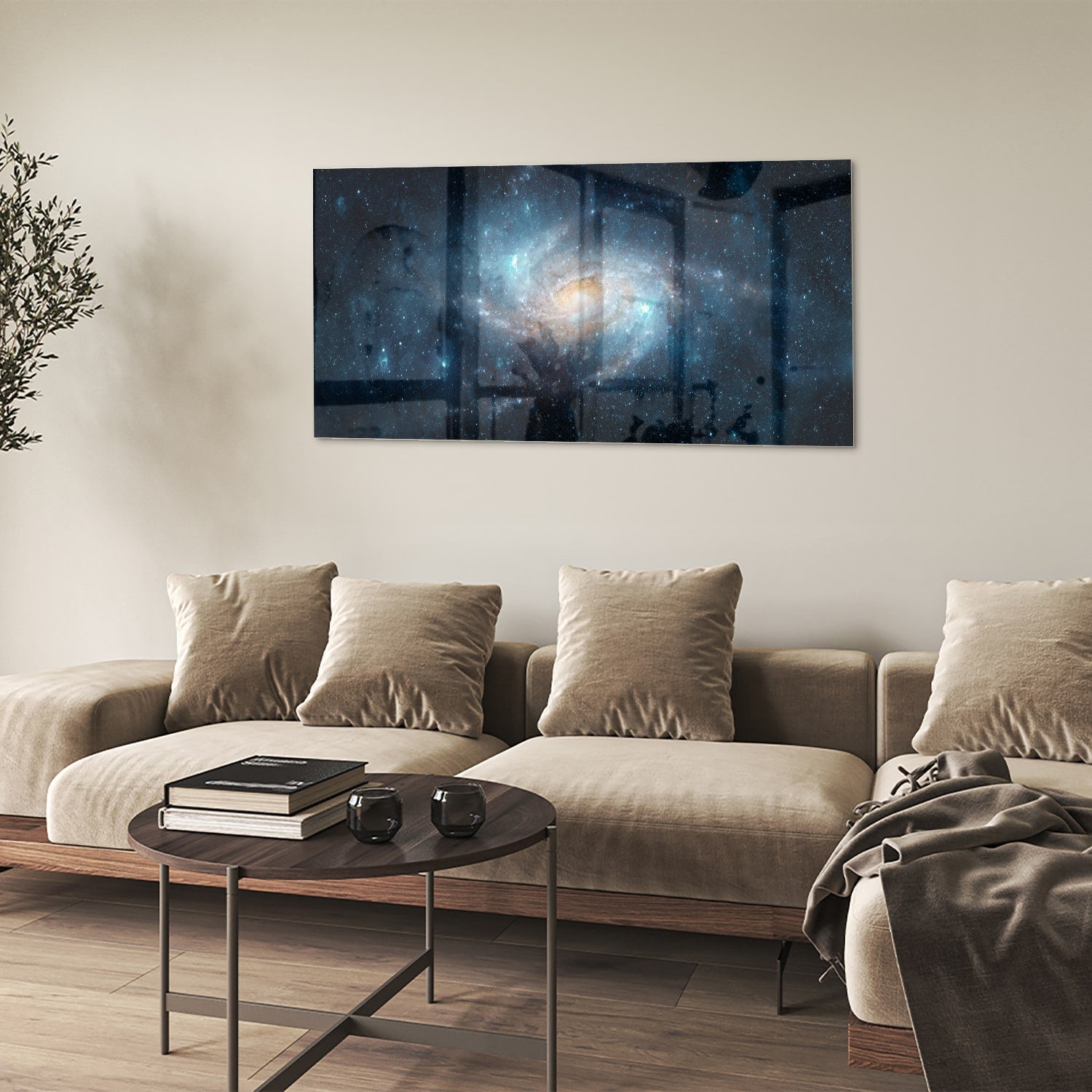 Glazen schilderij van een sterrenstelsel aan de muur in een moderne woonkamer.